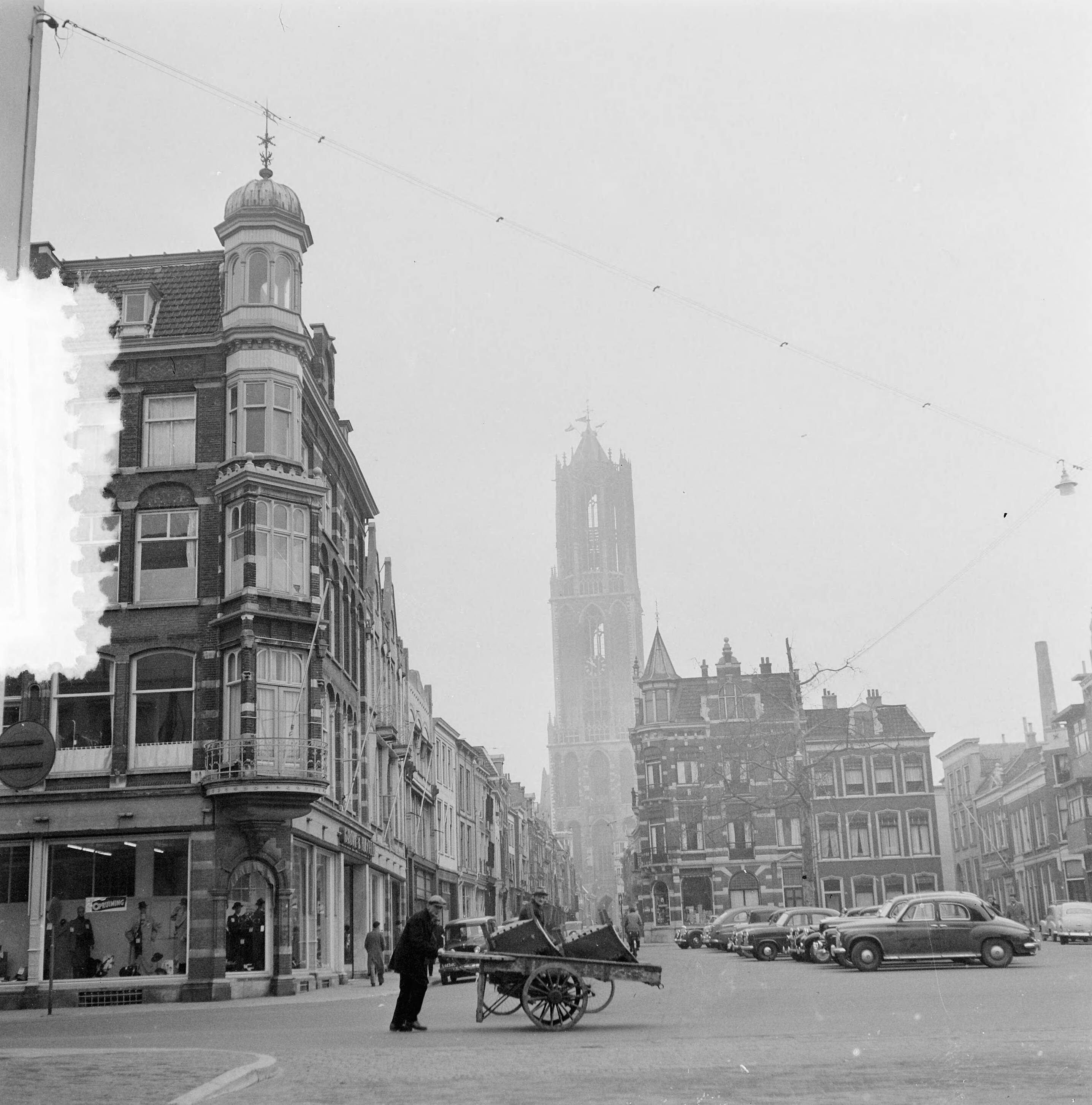 Stadsgezichten Utrecht — Stadsgezichten Utrecht. Mariaplaats met uitzicht op de Domtoren — Foto: Noske, J.D. / Anefo. Licentie: Set B: Rechtenvrij / Publiek Domein. Bron: Nationaal Archief. http://hdl.handle.net/10648/a91b7392-d0b4-102d-bcf8-003048976d84