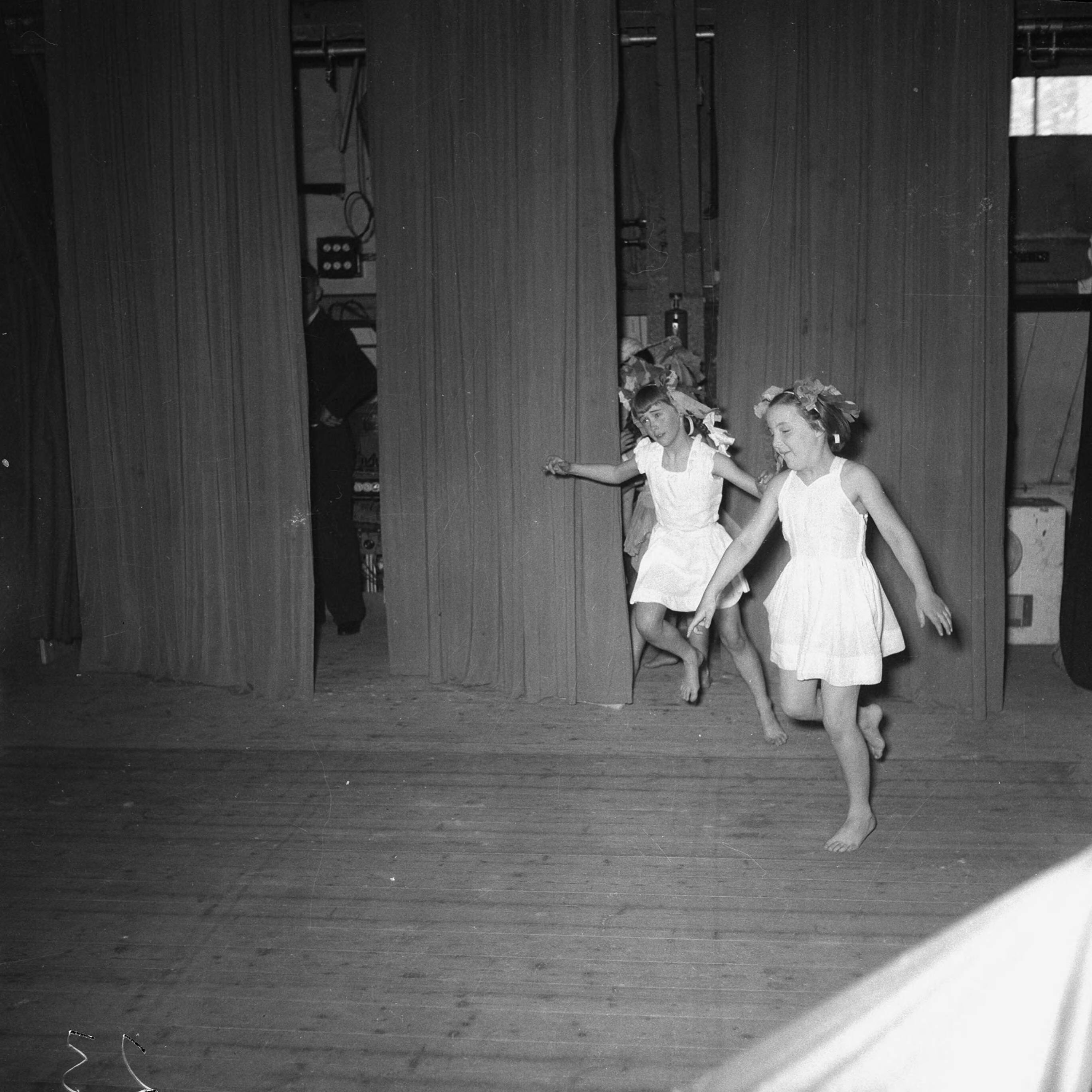 Fotocollectie RVD / Koninklijk Huis — Prinses Margriet tijdens uitvoering ballet in het Plankenierstheater te Huizen, 1952 — Foto: Rousel (repro) / RVD. Licentie: Set B: Rechtenvrij / Publiek Domein. Bron: Nationaal Archief. http://hdl.handle.net/10648/afb8ec2a-d0b4-102d-bcf8-003048976d84