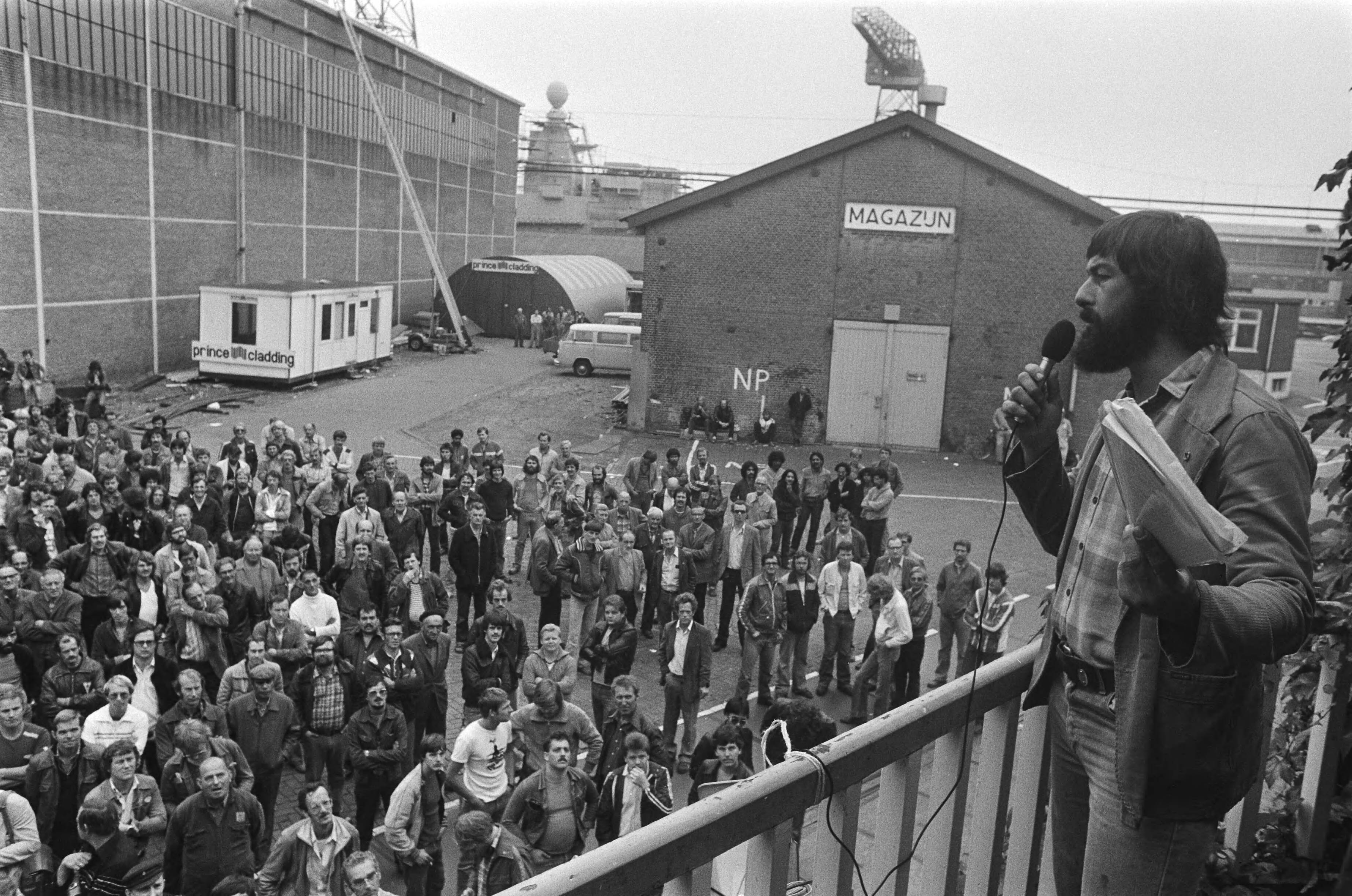 Fotocollectie Anefo — Ongeveer 2000 werknemers van de Koninklijke Mij. De Schelde in Vlissingen in staking: werknemers van KMS luisteren naar stakingsleider Herbert Sepers — Foto: Bogaerts, Rob / Anefo. Licentie: Set B: Rechtenvrij / Publiek Domein. Bron: Nationaal Archief. http://hdl.handle.net/10648/ace87128-d0b4-102d-bcf8-003048976d84