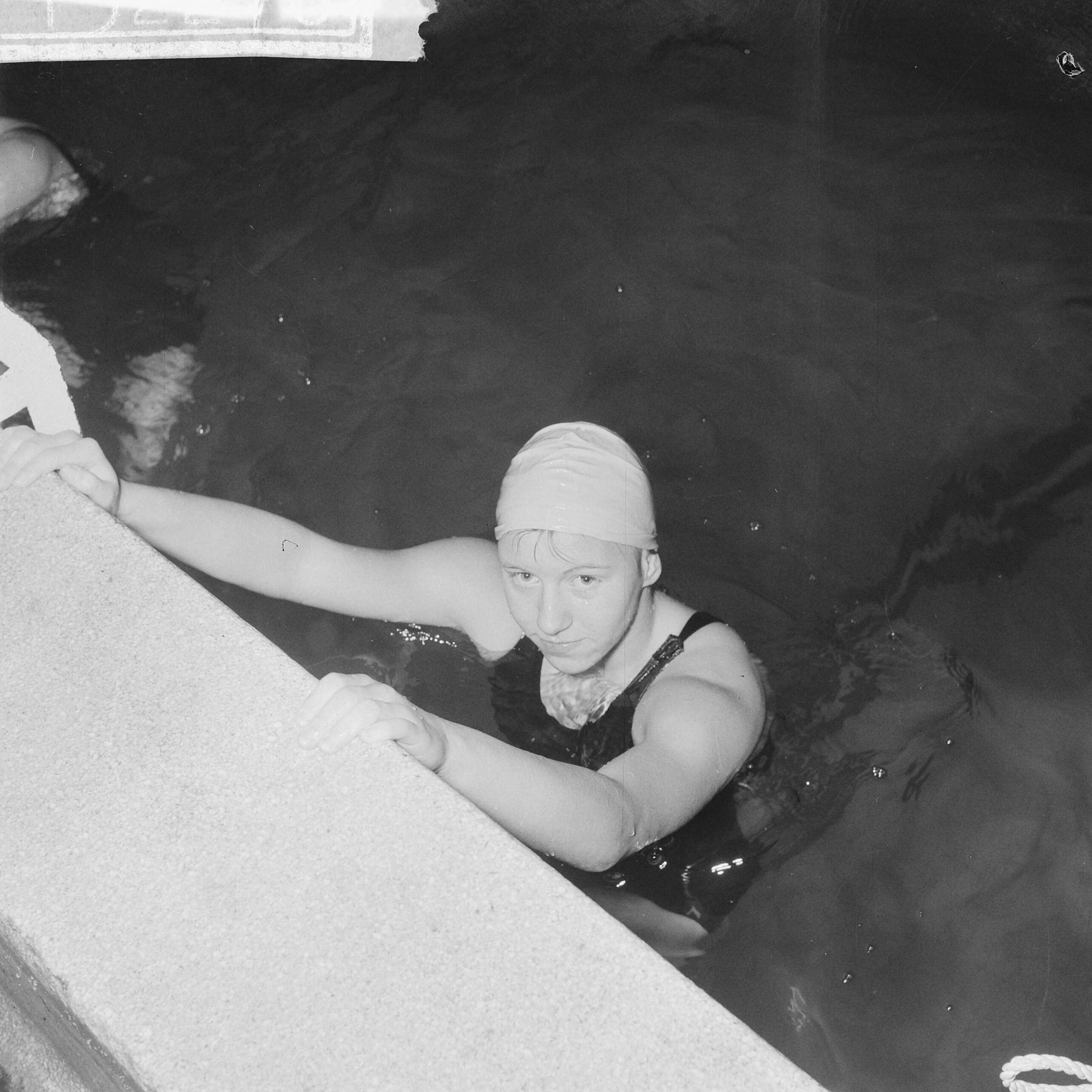 Fotocollectie Anefo — Zwemwedstrijden beste allroundzwemmers in zwembad De Mauritskade te Den Haag. Winnie van Weerdenburg (2e) — Foto: Nijs, Jac. de / Anefo. Licentie: Set B: Rechtenvrij / Publiek Domein. Bron: Nationaal Archief. http://hdl.handle.net/10648/a9ededfe-d0b4-102d-bcf8-003048976d84