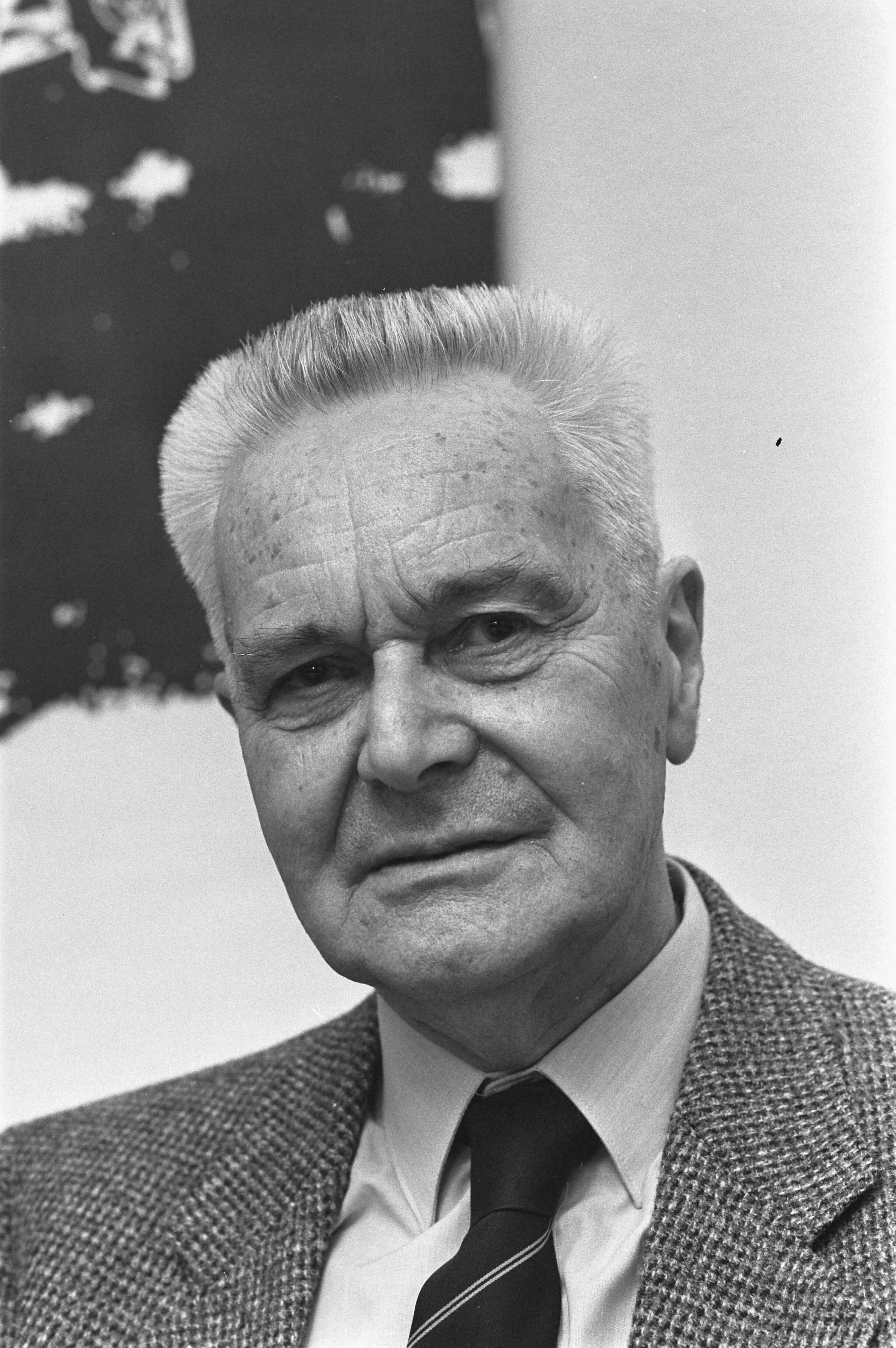 Joop den Uyl (r.) bood in Den Haag 1e exemplaar van zijn bundel de Toekomst onder ogen aan aan professor Jan Tinbergen — Professor Jan Tinbergen — Foto: Croes, Rob C. / Anefo. Licentie: Set B: Rechtenvrij / Publiek Domein. Bron: Nationaal Archief. http://hdl.handle.net/10648/ad517ace-d0b4-102d-bcf8-003048976d84