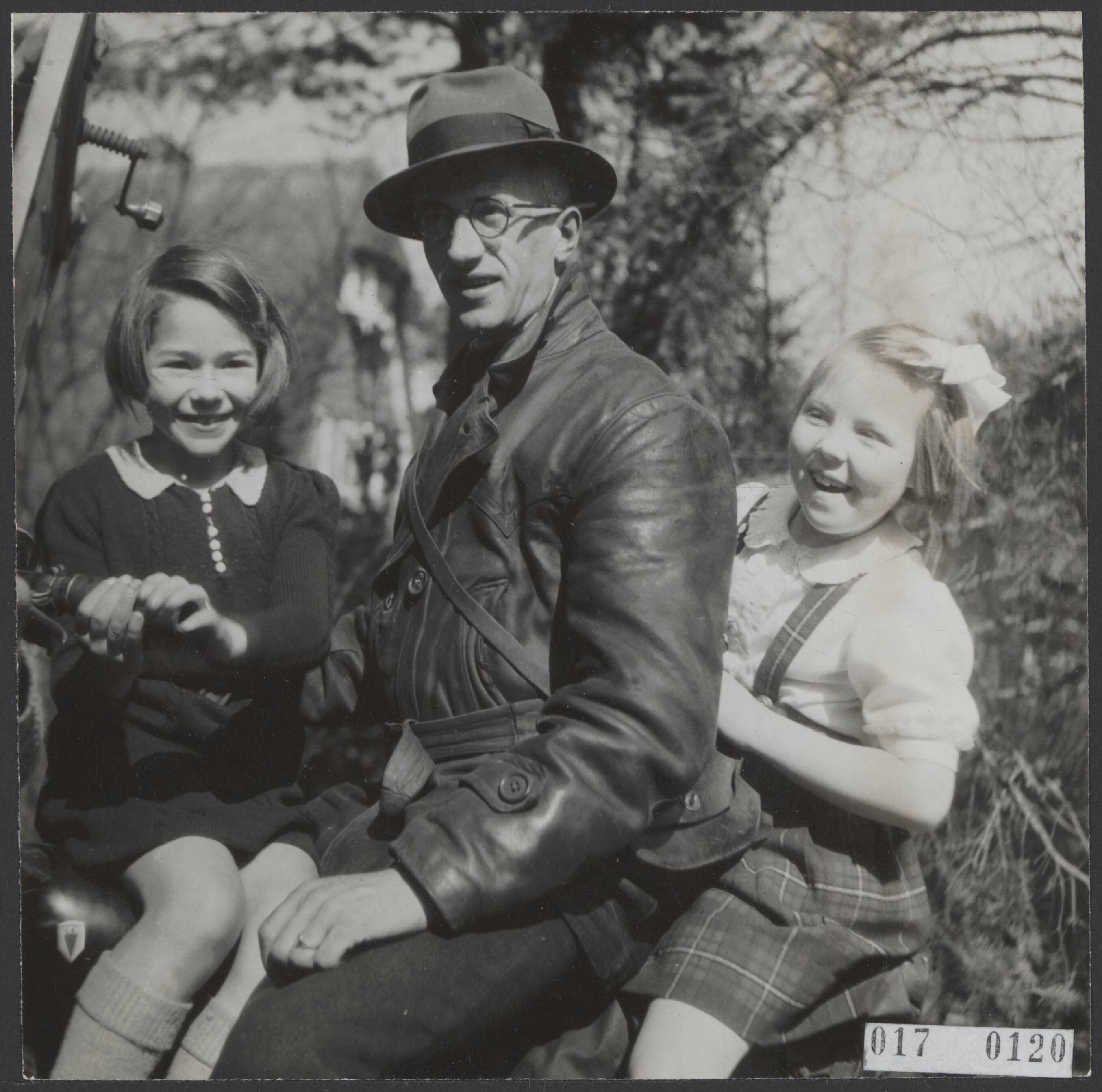 Fotocollectie Elsevier Binnenland — De Werkplaats Kindergemeenschap Bilthoven. In Kees Boeke's werkplaats doen onze prinsesjes ook nog iets anders dan leren. Zij spelen er naar hartelust met hun kameraadjes. Idere morgen als de bakker komt mogen een paar kinderen een eindje meerijden op zijn bestelwagentje. Zij lopen dan wat zij kunnen, want wie het eert komt heeft het beste plaatsje. Vandaag heeft Beatrix het wel heel mooi uitg[tekst afgebroken] — Foto: Breijer, Charles / Anefo. Licentie: Set B: Rechtenvrij / Publiek Domein. Bron: Nationaal Archief. http://hdl.handle.net/10648/adbcd170-d0b4-102d-bcf8-003048976d84