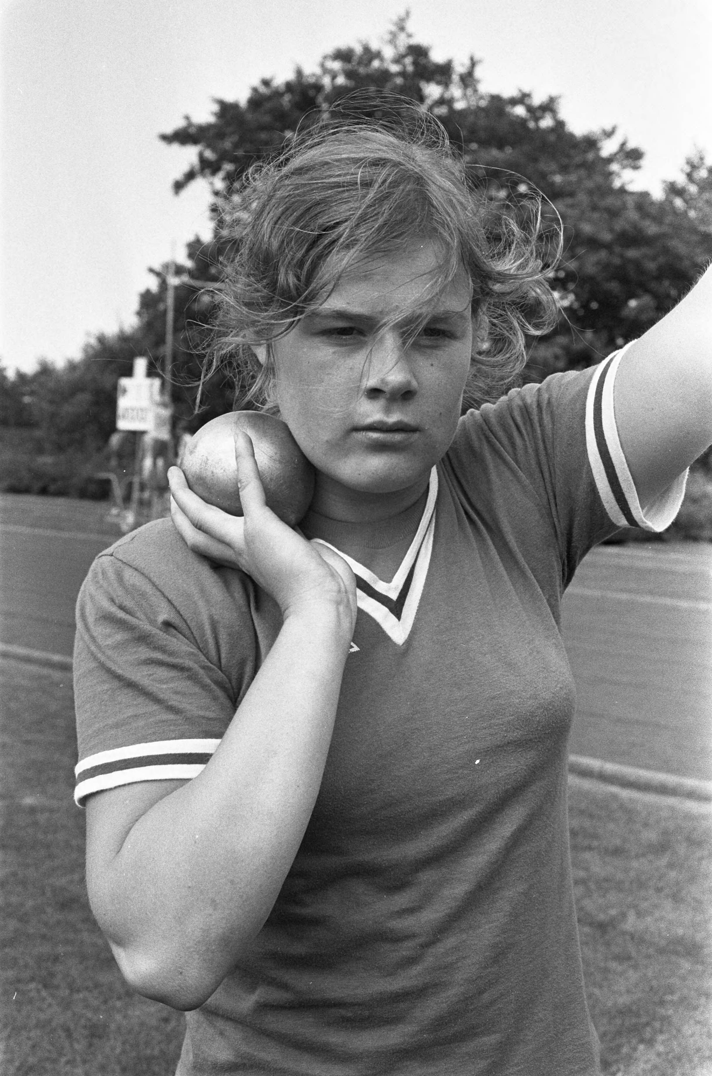 Fotocollectie Anefo — Atletiekwedstrijden om Turfschip Trophee in Breda, Elma Schalk vestigde nieuwe jeugdrecord kogelstoten — Foto: Verhoeff, Bert / Anefo. Licentie: Set B: Rechtenvrij / Publiek Domein. Bron: Nationaal Archief. http://hdl.handle.net/10648/abefa7b4-d0b4-102d-bcf8-003048976d84