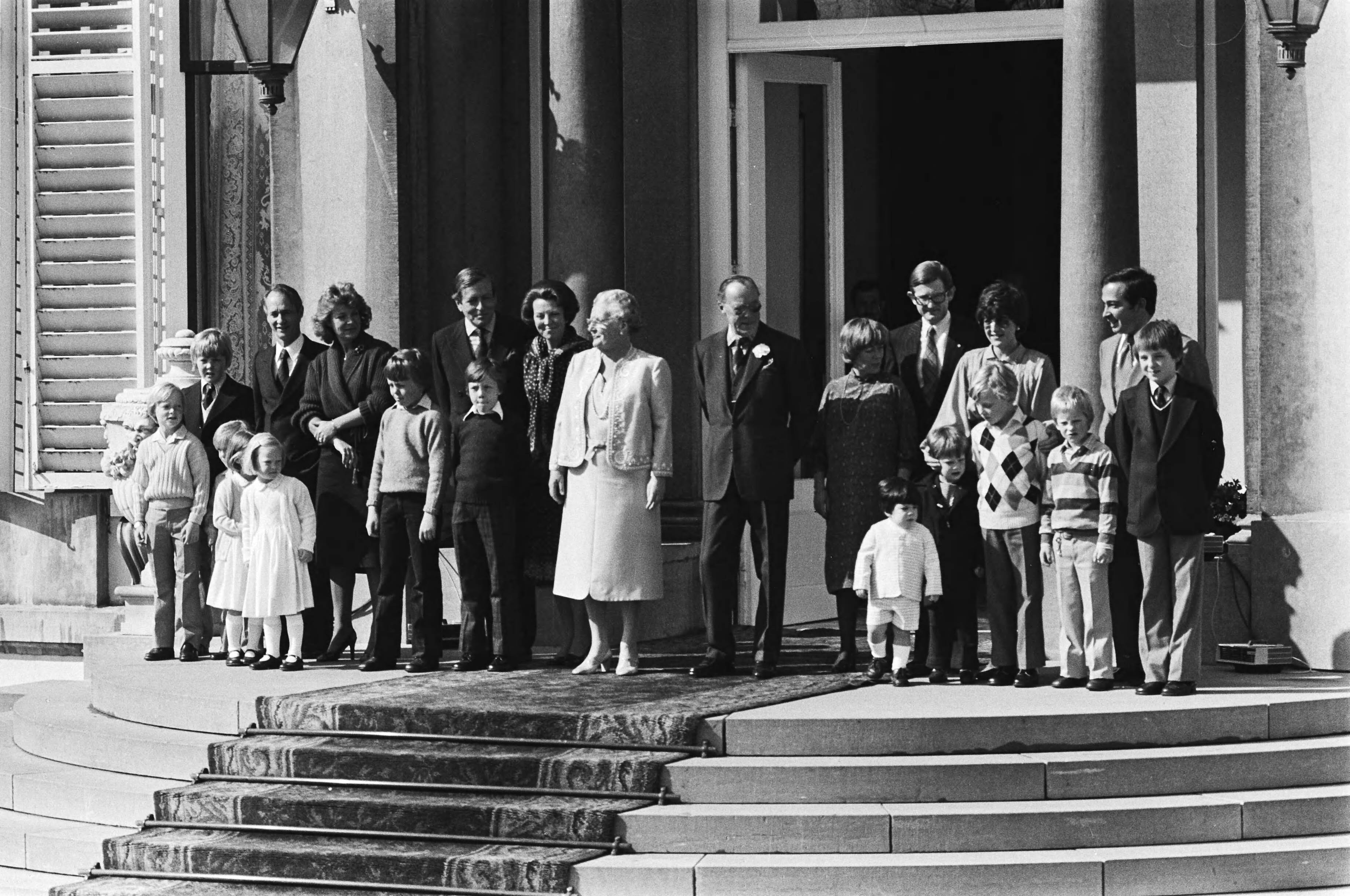 Defilé Soestdijk — Defile Soestdijk; gehele koninklijke familie op het bordes — Foto: Croes, Rob C. / Anefo. Licentie: Set B: Rechtenvrij / Publiek Domein. Bron: Nationaal Archief. http://hdl.handle.net/10648/acc91dfa-d0b4-102d-bcf8-003048976d84