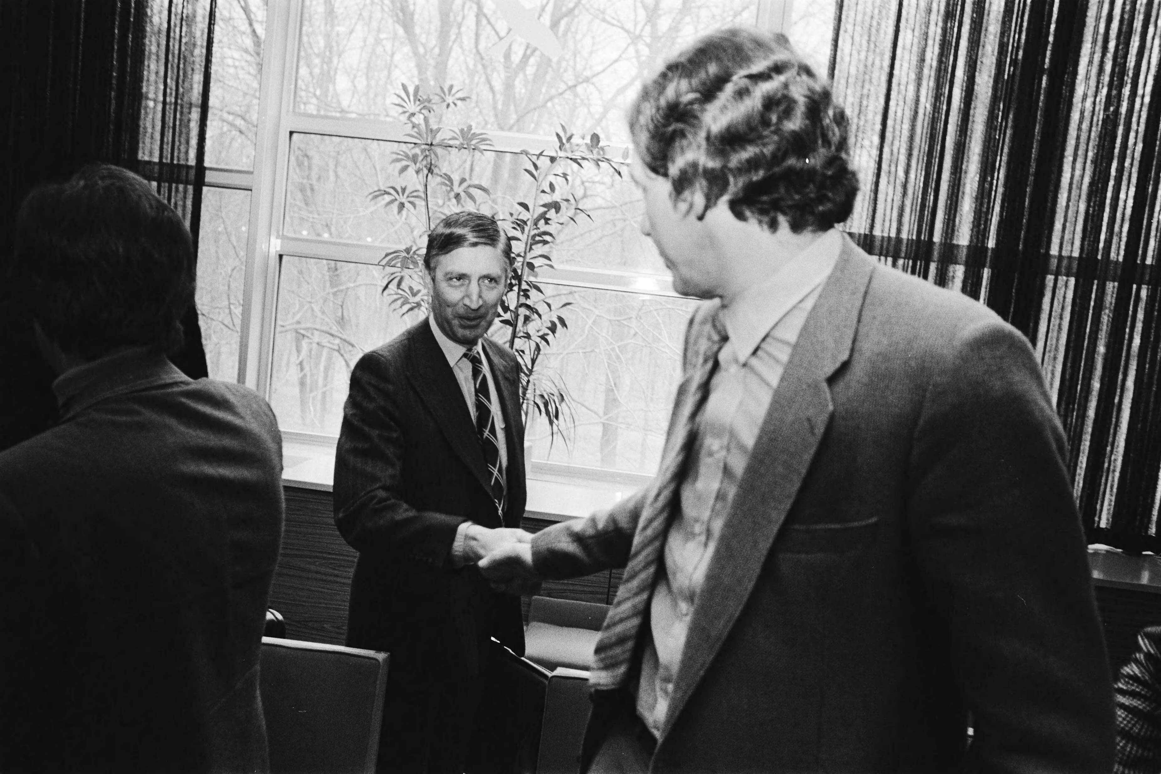 Fotocollectie Anefo — Regering, Vakbonden en werkgevers spreken in SER gebouw Den Haag over arbeidsovereenkomstenbeleid voor 1980; van Agt met Kok — Foto: Bogaerts, Rob / Anefo. Licentie: Set B: Rechtenvrij / Publiek Domein. Bron: Nationaal Archief. http://hdl.handle.net/10648/acdaf5ca-d0b4-102d-bcf8-003048976d84