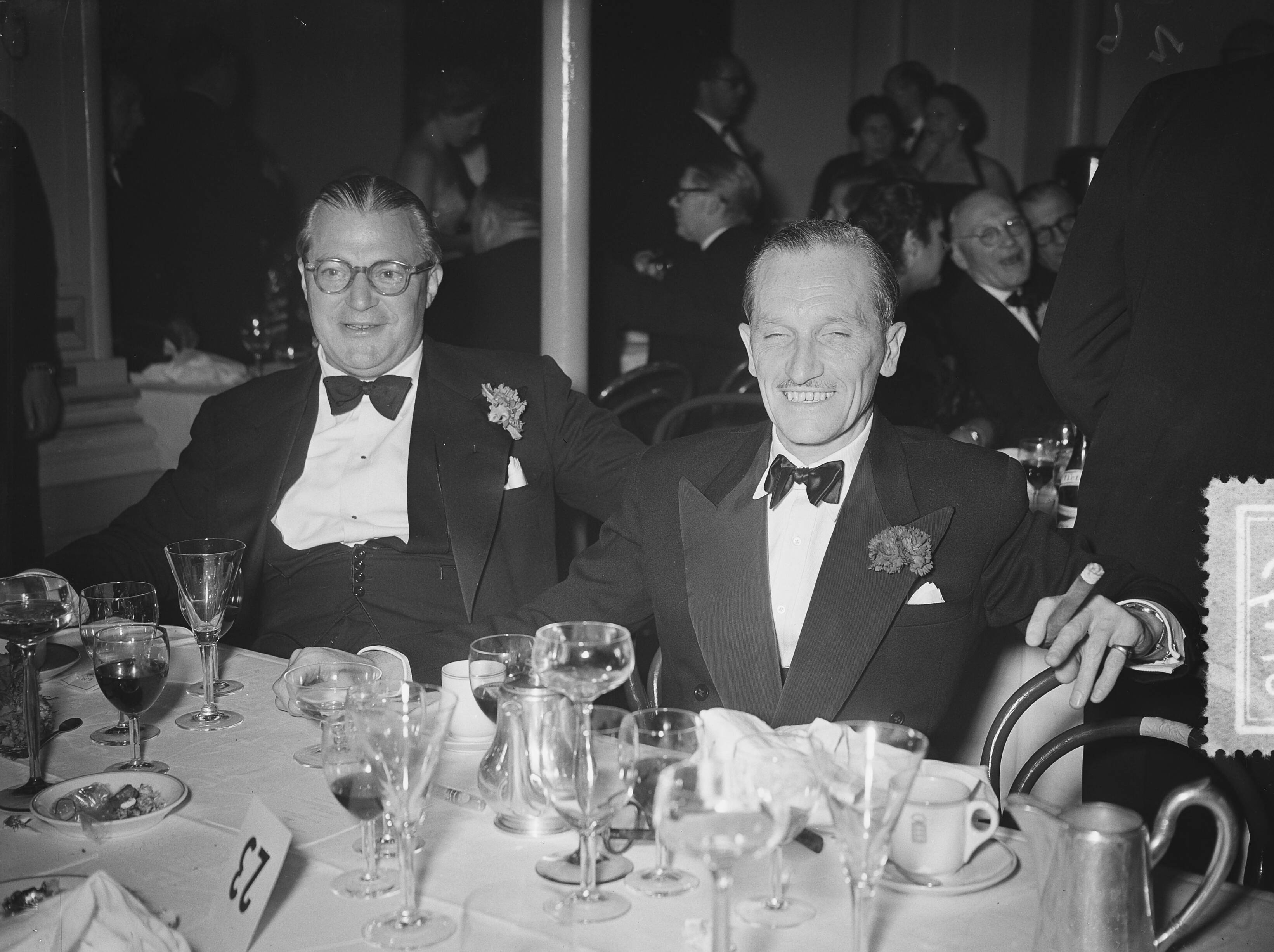 Fotocollectie Anefo — Congres zee-assuradeuren Den Haag , hoofdtafel — Foto: Bilsen, Joop van / Anefo. Licentie: Set B: Rechtenvrij / Publiek Domein. Bron: Nationaal Archief. http://hdl.handle.net/10648/a9296092-d0b4-102d-bcf8-003048976d84