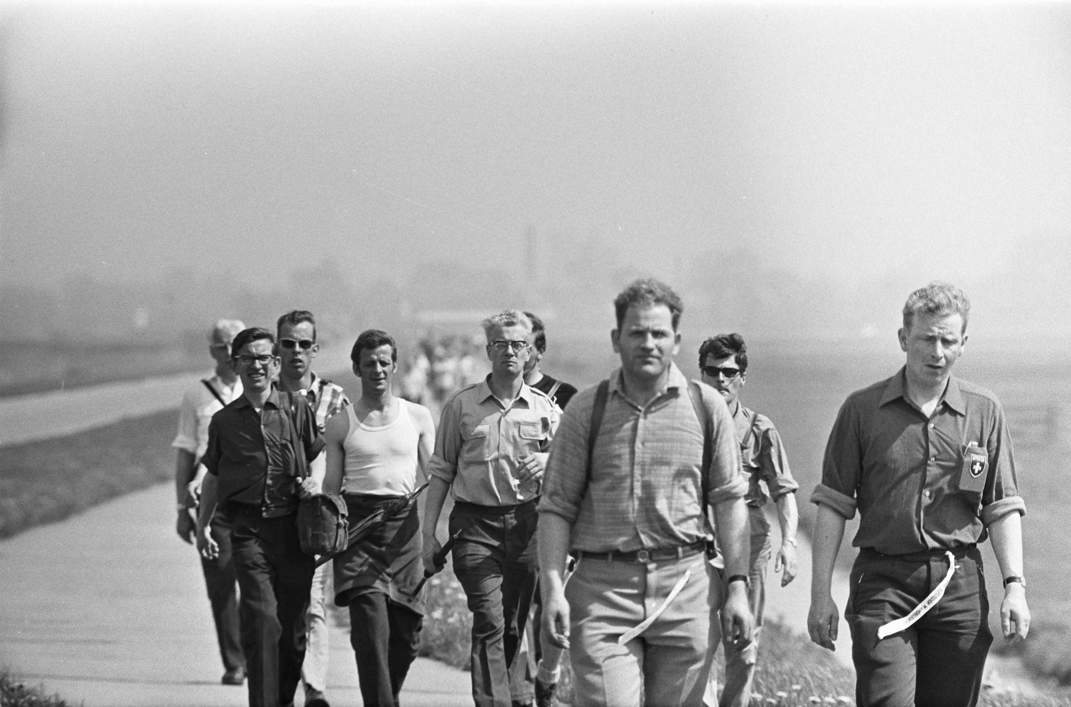 Fotocollectie Anefo — 5 daagse Elfstedentocht voor wandelaars, start in Leeuwarden wandelaars bij Sneek — Foto: Koch, Eric / Anefo. Licentie: Set B: Rechtenvrij / Publiek Domein. Bron: Nationaal Archief. http://hdl.handle.net/10648/ab690d58-d0b4-102d-bcf8-003048976d84