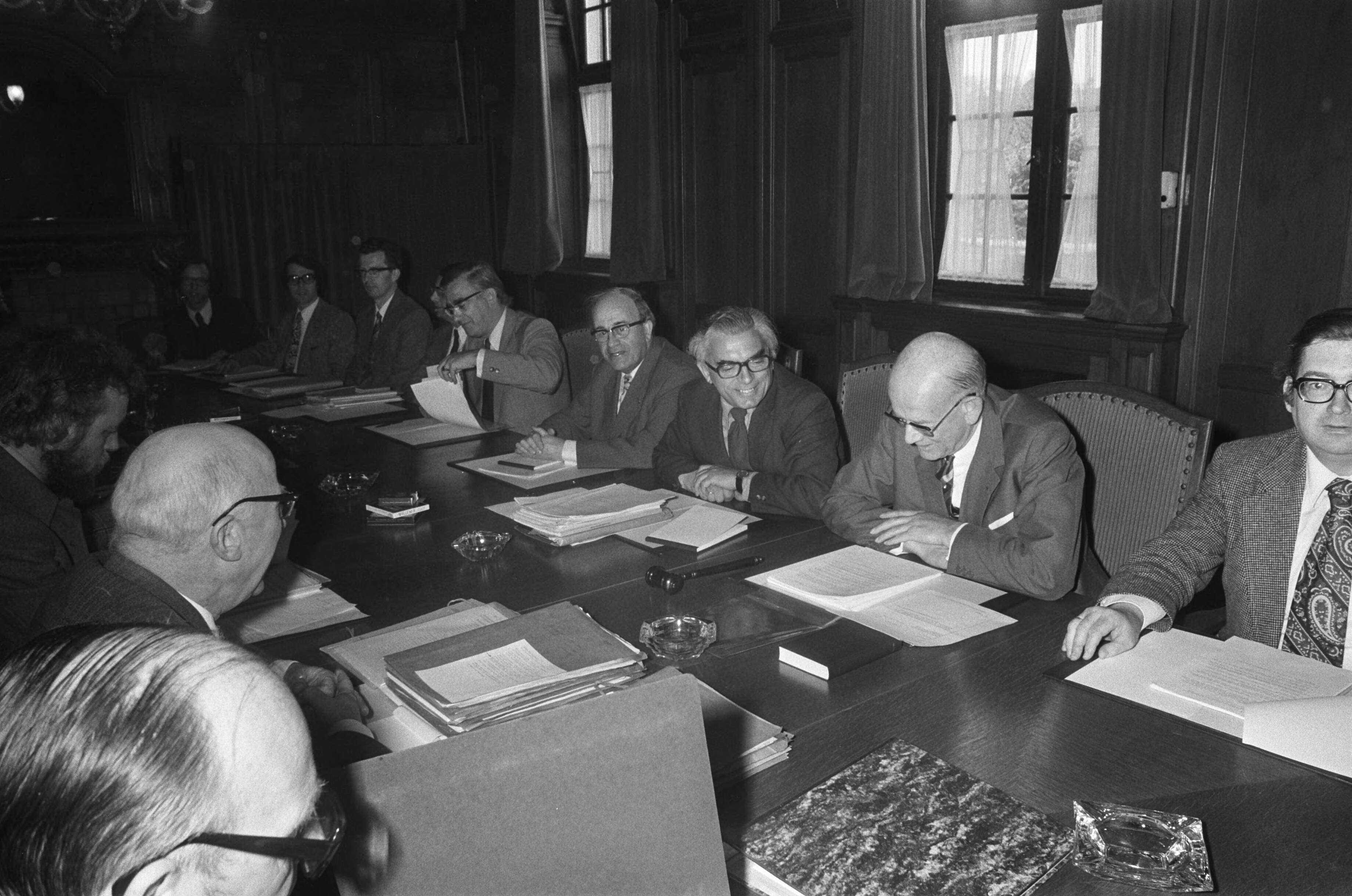 Fotocollectie Anefo — Gesprek tussen regering en burgemeester en wethouders van Amsterdam in Den Haag ; overzicht bijeenkomst — Foto: Peters, Hans / Anefo. Licentie: Set B: Rechtenvrij / Publiek Domein. Bron: Nationaal Archief. http://hdl.handle.net/10648/ac48db72-d0b4-102d-bcf8-003048976d84