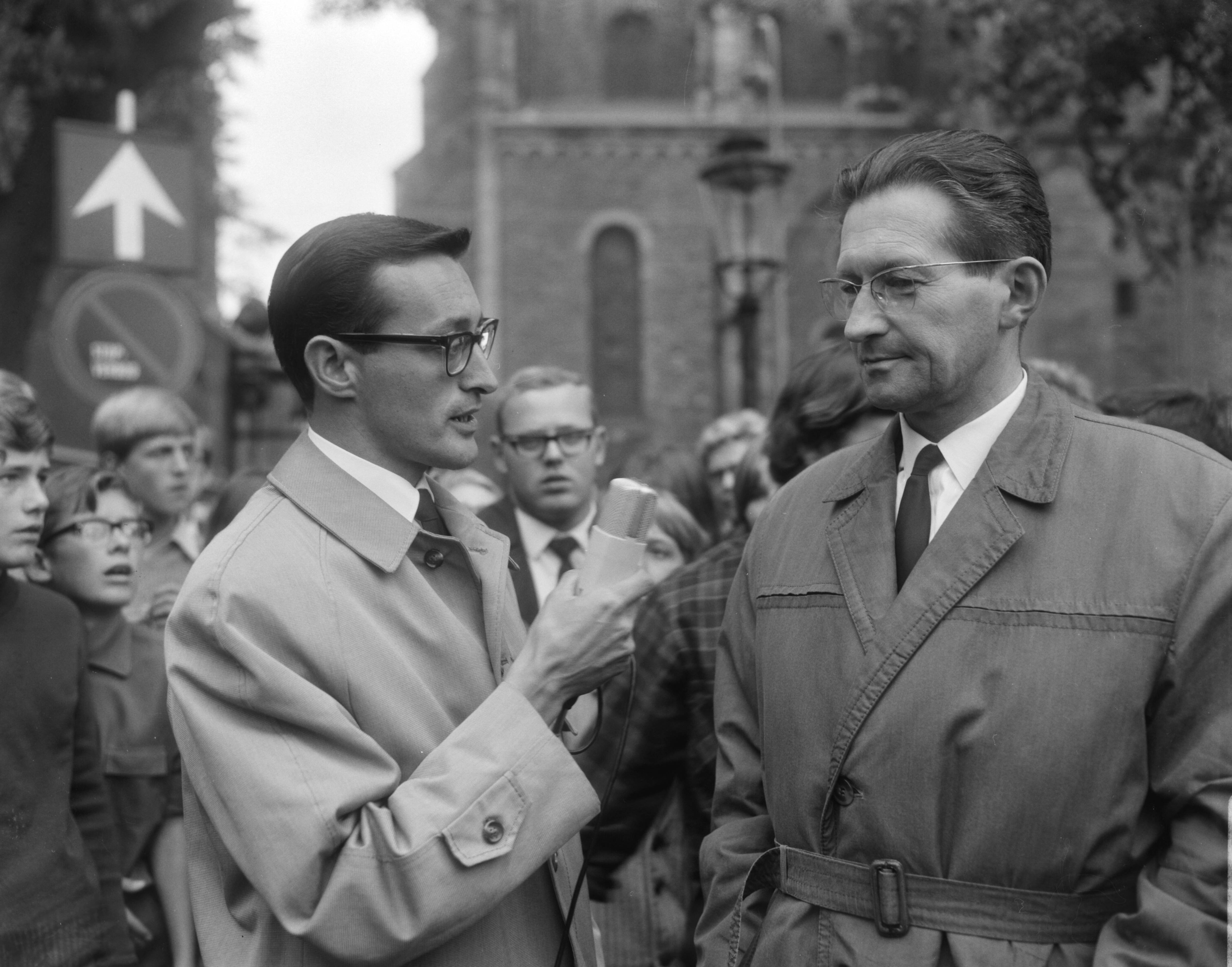 Anti NAVO-demonstratie in Maastricht — Interview van Ed van Westerloo (links) met Fons Hermans — Foto: Bilsen, Joop van / Anefo. Licentie: Set B: Rechtenvrij / Publiek Domein. Bron: Nationaal Archief. http://hdl.handle.net/10648/aafde6cc-d0b4-102d-bcf8-003048976d84
