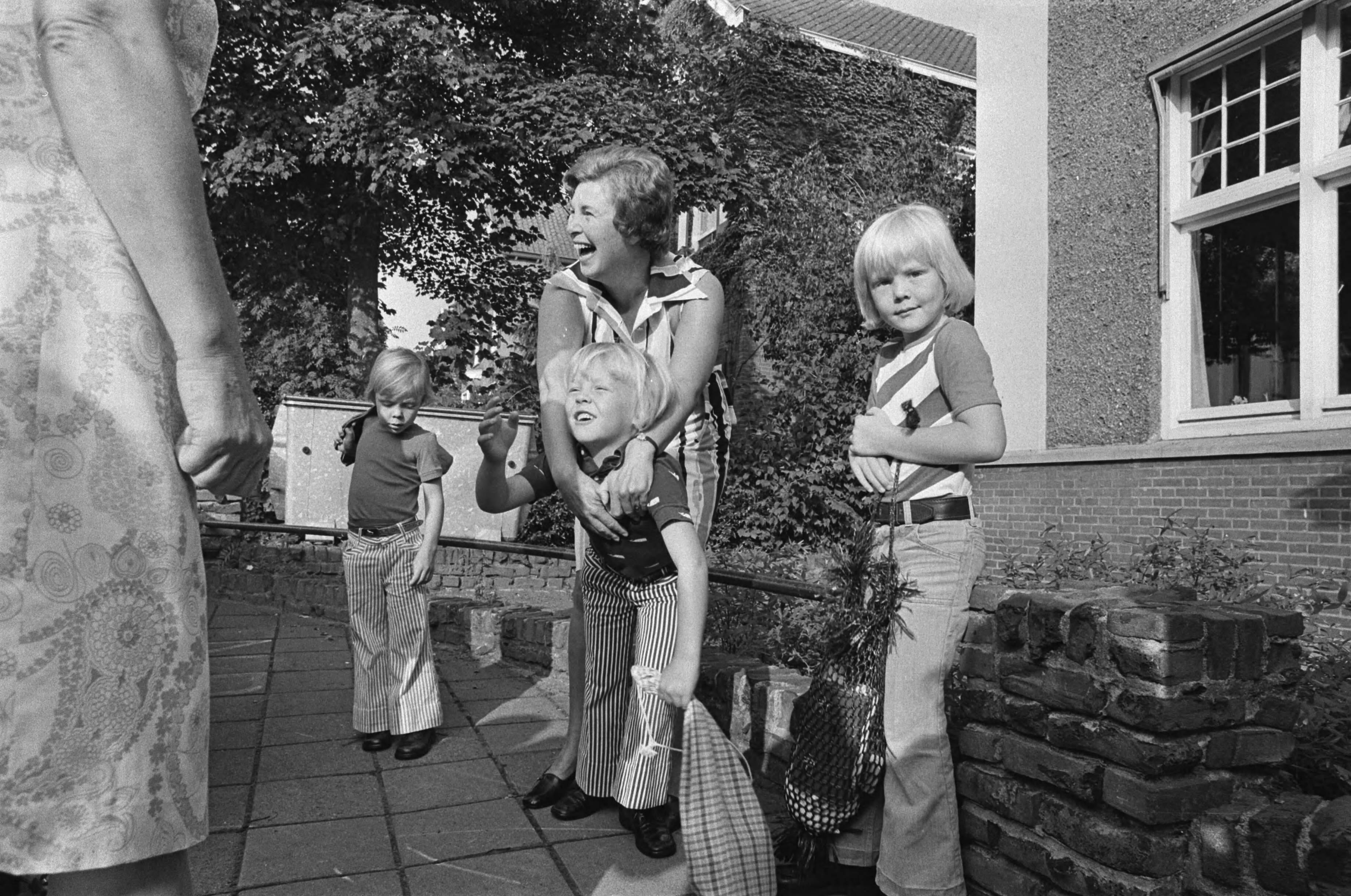 Fotocollectie Anefo — Prinsjes Constantijn, Johan Friso en Willem Alexander weeer naar school in Baarn — Foto: Mieremet, Rob / Anefo. Licentie: Set B: Rechtenvrij / Publiek Domein. Bron: Nationaal Archief. http://hdl.handle.net/10648/ac530160-d0b4-102d-bcf8-003048976d84