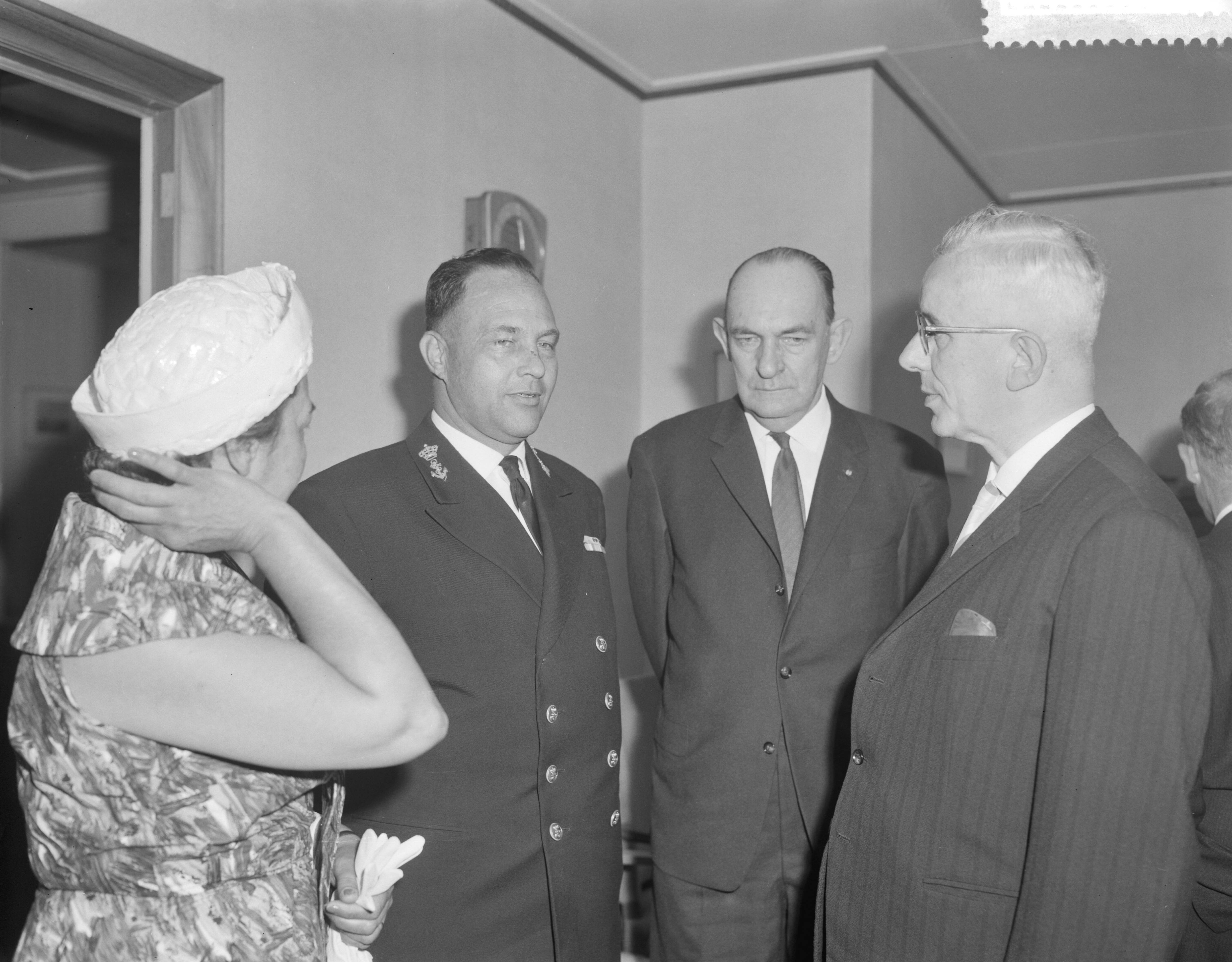 Fotocollectie Anefo — Tewaterlating te Zaandam van het Torpedo-inschietvaartuig "Van Bochove" van de Koninklijke Marine bij de Zaanlandse Scheepsbouwmaatschappij door de vrouw van de directeur van de bewapeningswerkplaats der Marine te Den Helder, mevr. Reiche-Van Aardenne. Dit vaartuig wordt genoemd naar wijlen luitenant-ter-zee der eerste klasse P.D. van Bochoven, in leven hoofd van het inschietbedrijf van de Kon. Marine, die gedurende de uitoefening van zijn functie tengevolge van een tragisch ongeval op 7 juli 1959 om het leven kwam — Foto: Bilsen, Joop van / Anefo. Licentie: Set B: Rechtenvrij / Publiek Domein. Bron: Nationaal Archief. http://hdl.handle.net/10648/aa110e1a-d0b4-102d-bcf8-003048976d84
