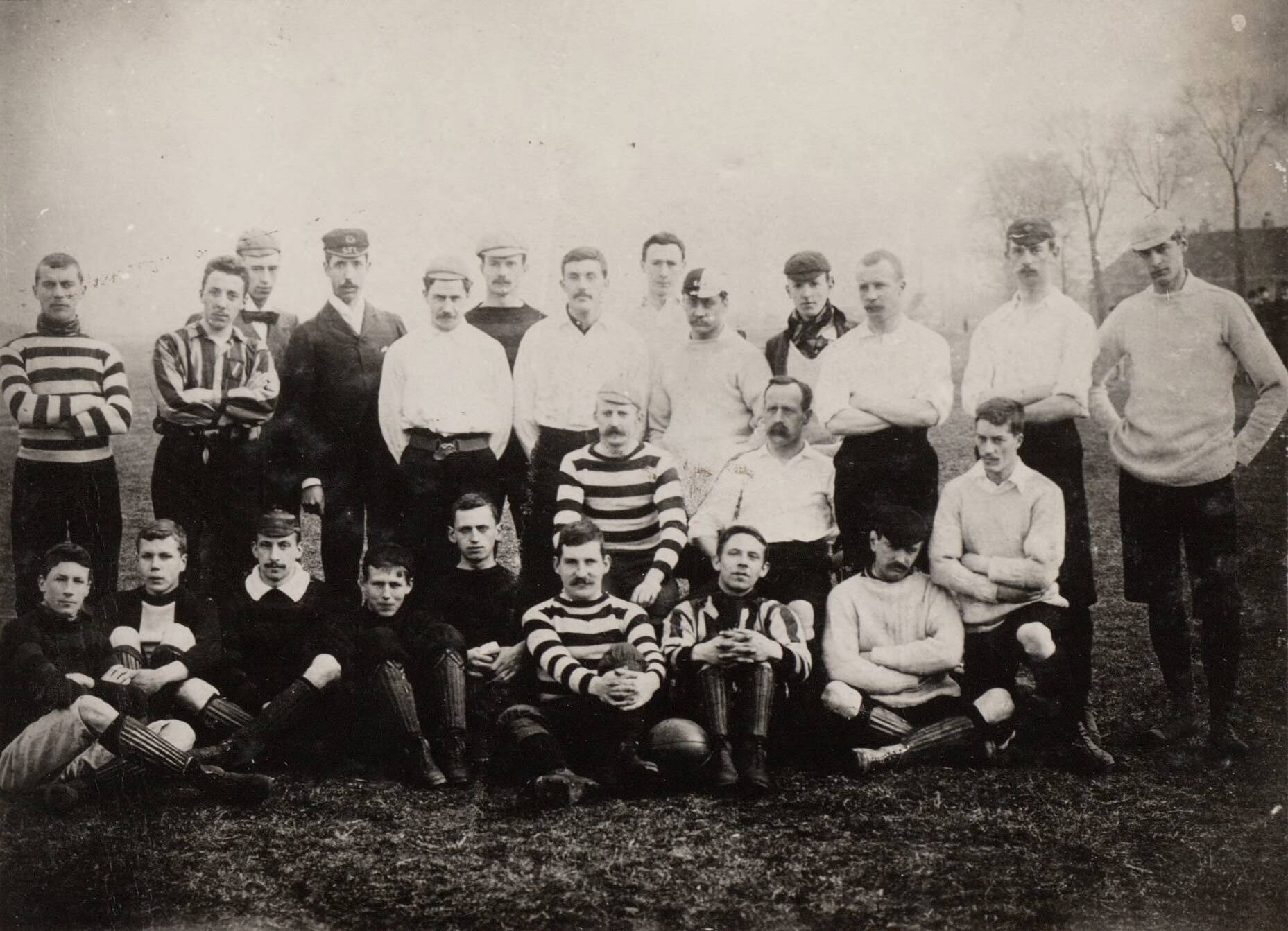 KNVB Fotocollectie — Nederlands elftal voor de wedstrijd tegen Maidstone. Nederlands elftal - Maidstone (1-2), gespeeld op 31 maart 1895 op het HFC-terrein te Heemstede. Opstelling: Coops (HVV), Van Hasselt (Sparta), Schorer (HFC), Dolleman (HFC), Stok G.Jzn. (Sparta), Jhr. van den Bosch (HVV), Putman Cramer (HFC), Menten (HFC), Monod de Froideville (HVV), Eijken (HVV) en Mulier (HFC, aanvoerder). — Foto: Fotograaf Onbekend / KNVB. Licentie: Set B: Rechtenvrij / Publiek Domein. Bron: Nationaal Archief. http://hdl.handle.net/10648/af7fe254-d0b4-102d-bcf8-003048976d84