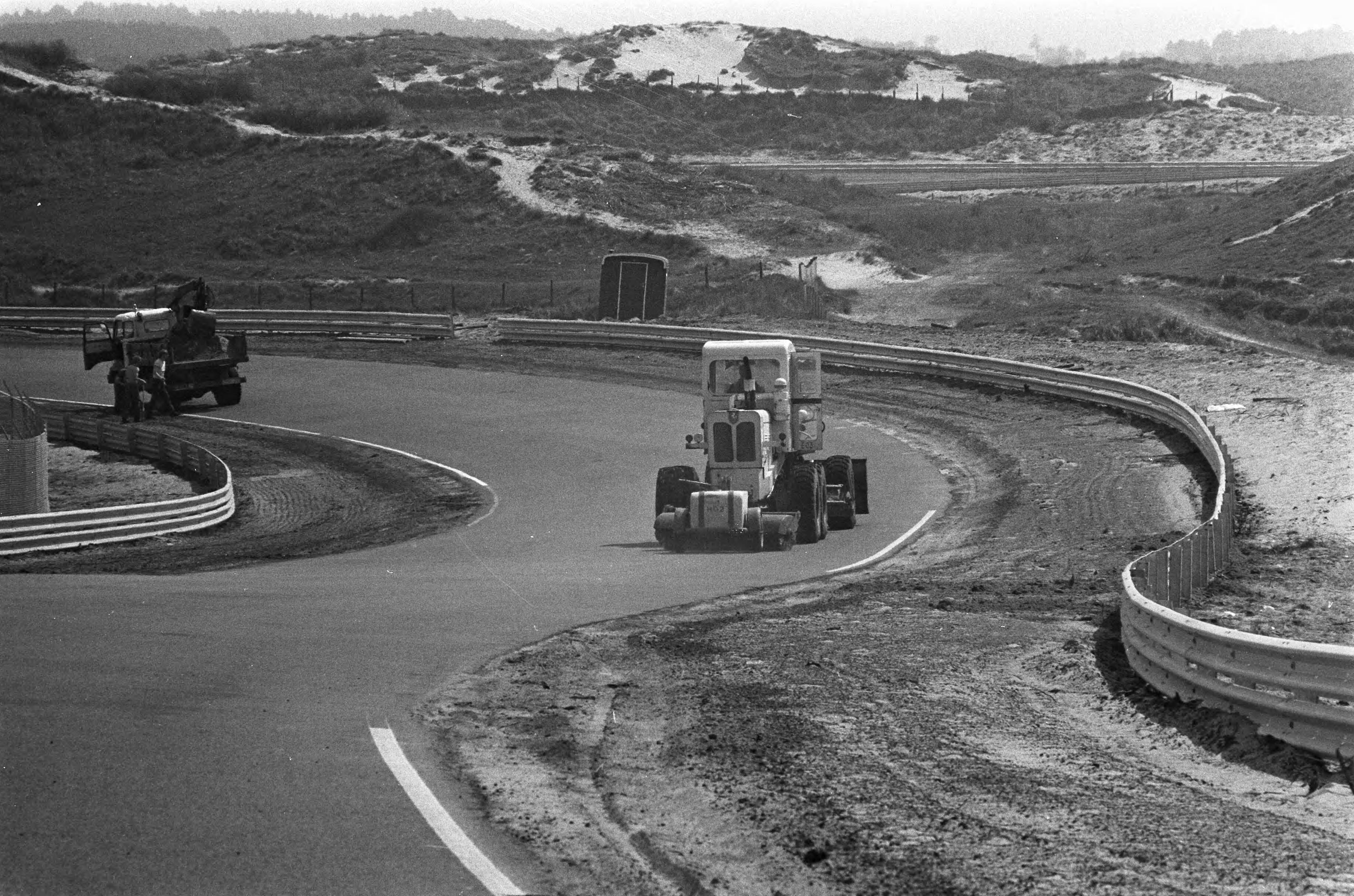 Fotocollectie Anefo — Circuit van Zandvoort vernieuwd, werkzaamheden aan circuit — Foto: Peters, Hans / Anefo. Licentie: Set B: Rechtenvrij / Publiek Domein. Bron: Nationaal Archief. http://hdl.handle.net/10648/ac2ca04c-d0b4-102d-bcf8-003048976d84