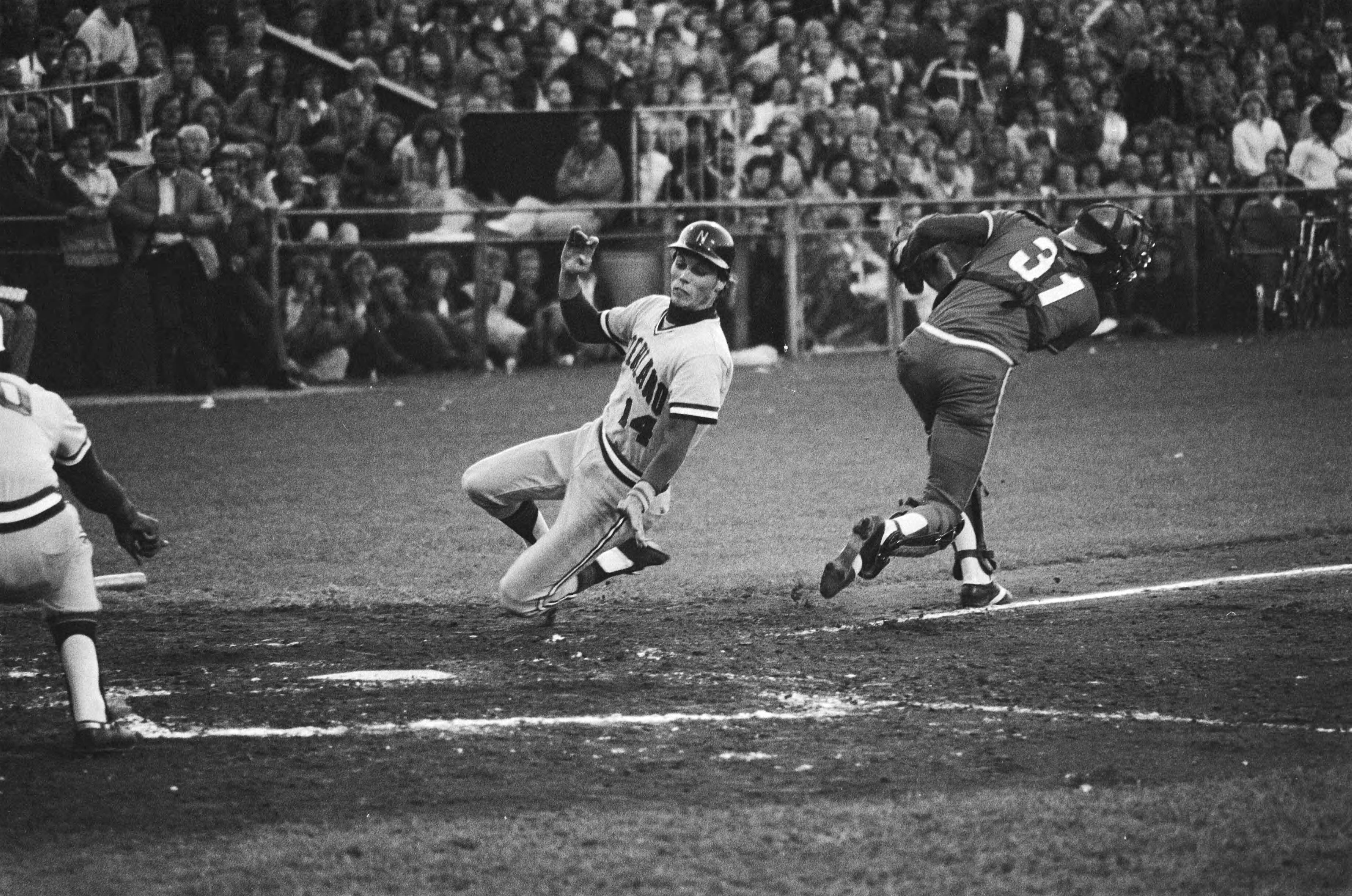 Fotocollectie Anefo — Haarlemse honkbalweek Nederland tegen Cuba; Charles Urbanus (l) scoort, rechts Cubaanse catcher Medina — Foto: Suyk, Koen / Anefo. Licentie: Set B: Rechtenvrij / Publiek Domein. Bron: Nationaal Archief. http://hdl.handle.net/10648/acba36f0-d0b4-102d-bcf8-003048976d84