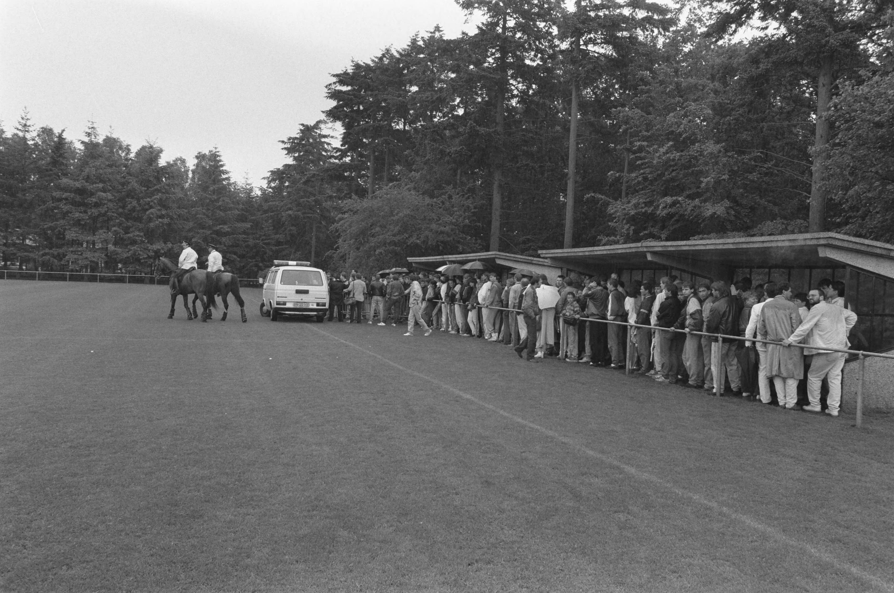 Fotocollectie Anefo — Chaos bij verkoop laatste EK-kaarten in Zeist; lange rij en politie te paard — Foto: Bogaerts, Rob / Anefo. Licentie: Set B: Rechtenvrij / Publiek Domein. Bron: Nationaal Archief. http://hdl.handle.net/10648/ad6afc1a-d0b4-102d-bcf8-003048976d84