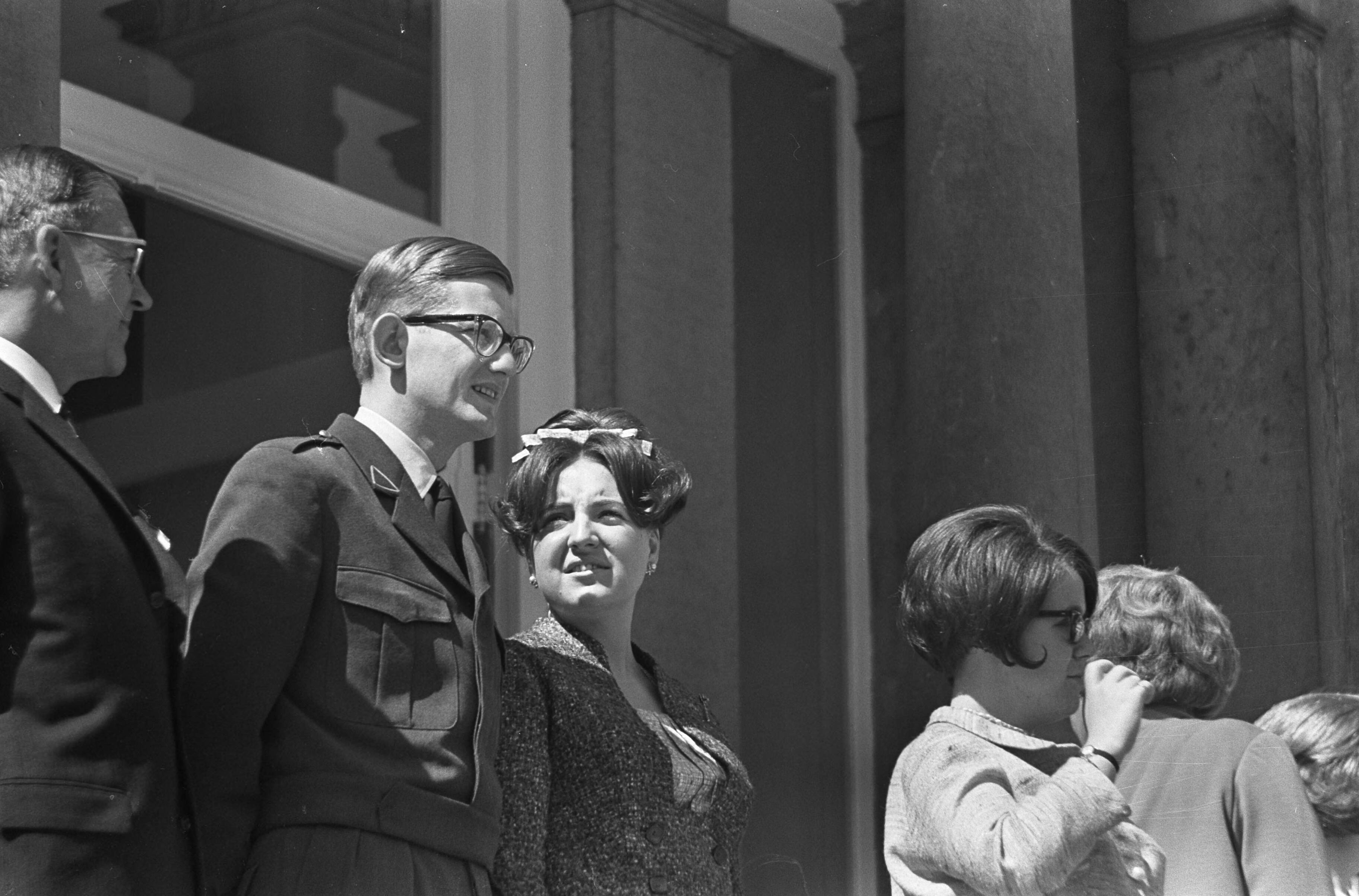 Koninginnedag 1966 — Prinses Margriet en Pieter van Vollenhoven op het bordes; rechts prinses Christina — Foto: Fotograaf Onbekend / Anefo. Licentie: Set B: Rechtenvrij / Publiek Domein. Bron: Nationaal Archief. http://hdl.handle.net/10648/aae7f04c-d0b4-102d-bcf8-003048976d84
