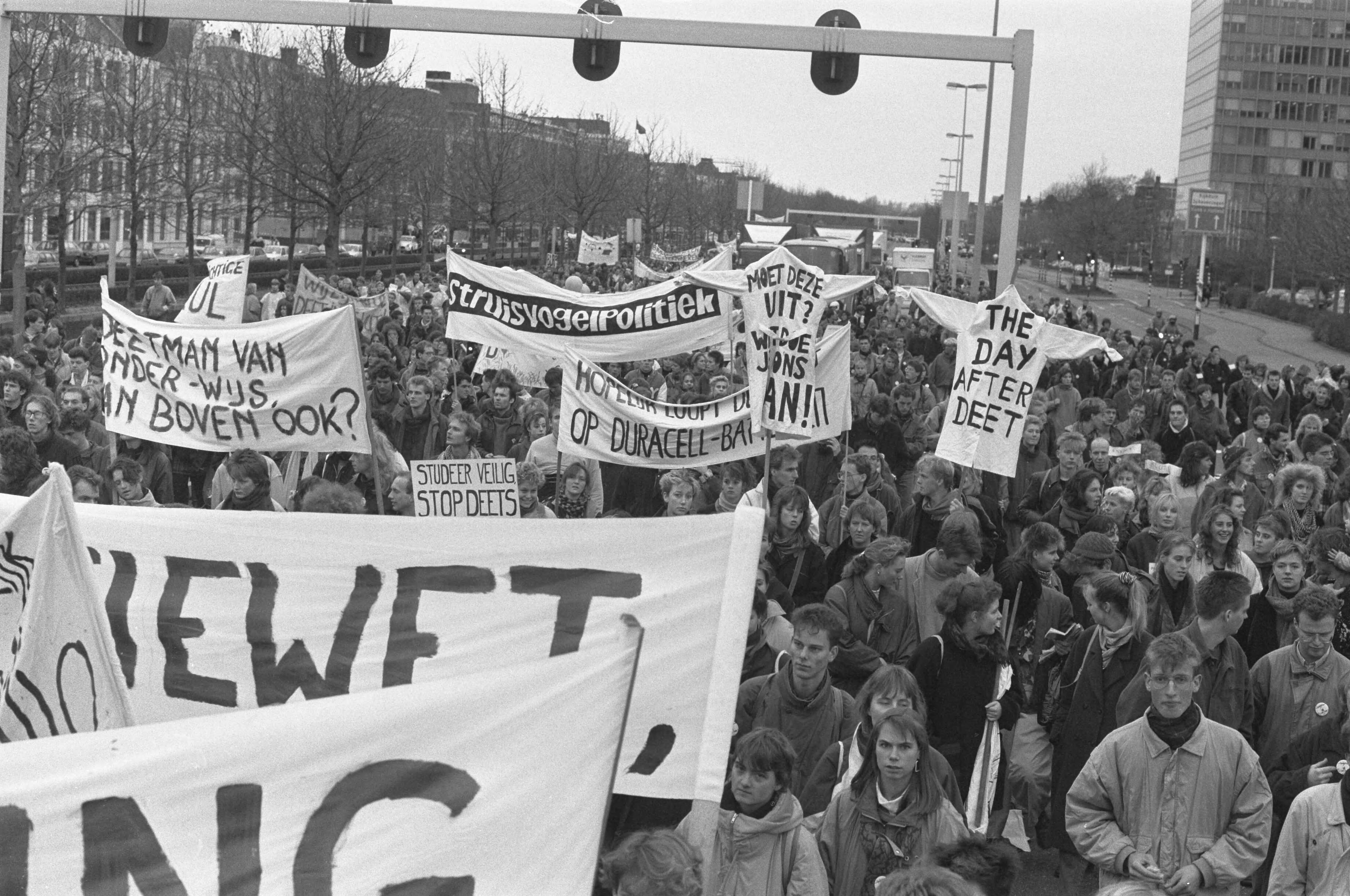 Fotocollectie Anefo — Ruim 20.000 studenten demonstreren in Den Haag tegen beleid minister Deetman ; tijdens demonstratie — Foto: Bogaerts, Rob / Anefo. Licentie: Set B: Rechtenvrij / Publiek Domein. Bron: Nationaal Archief. http://hdl.handle.net/10648/ad6eea00-d0b4-102d-bcf8-003048976d84