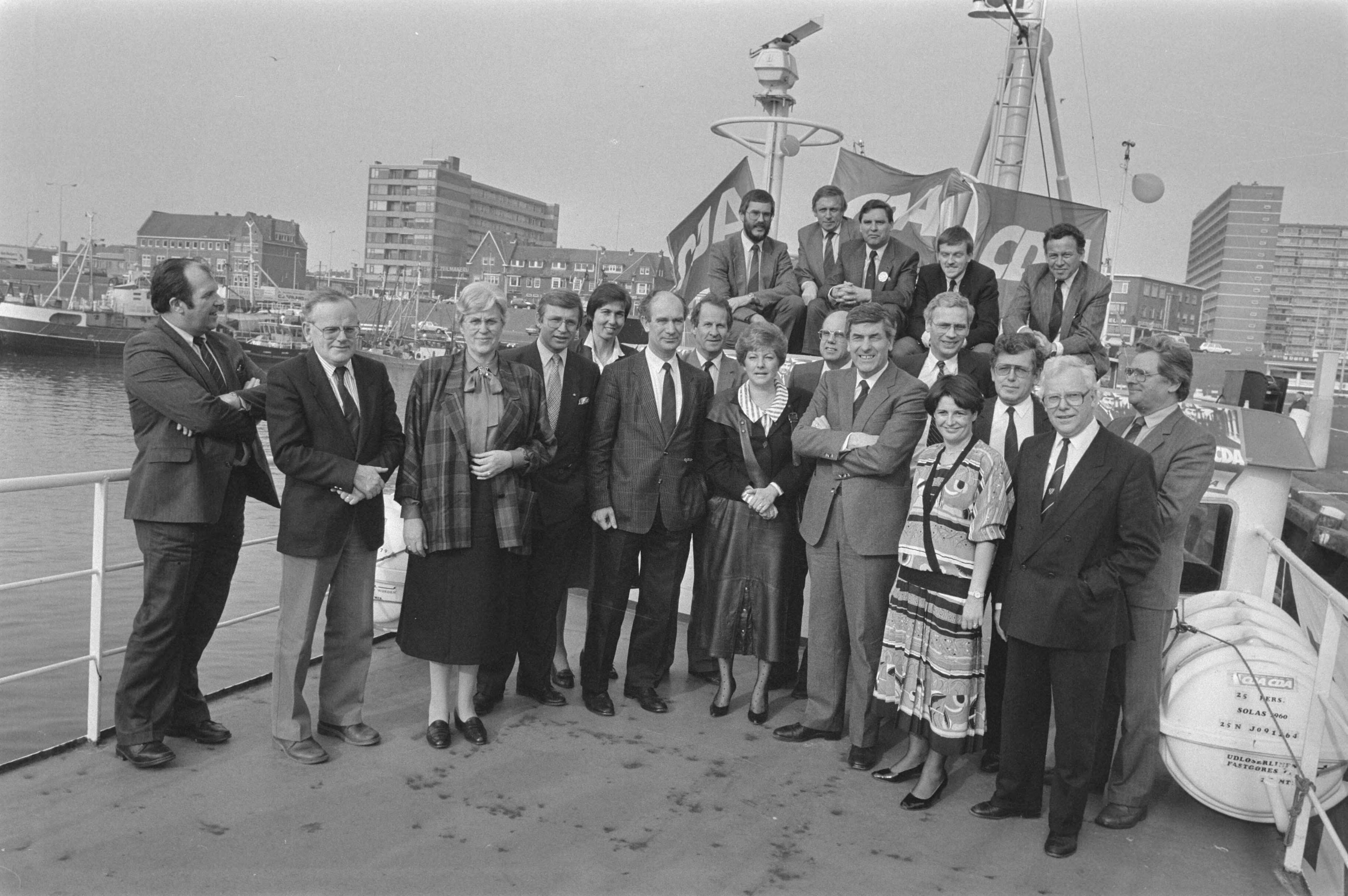 Groepsfoto CDA te Scheveningen — Zuid-Holland|Scheveningen|politieke partijen |portretten|CDA — Foto: Bogaerts, Rob / Anefo. Licentie: Set B: Rechtenvrij / Publiek Domein. Bron: Nationaal Archief. http://hdl.handle.net/10648/ad5124b6-d0b4-102d-bcf8-003048976d84