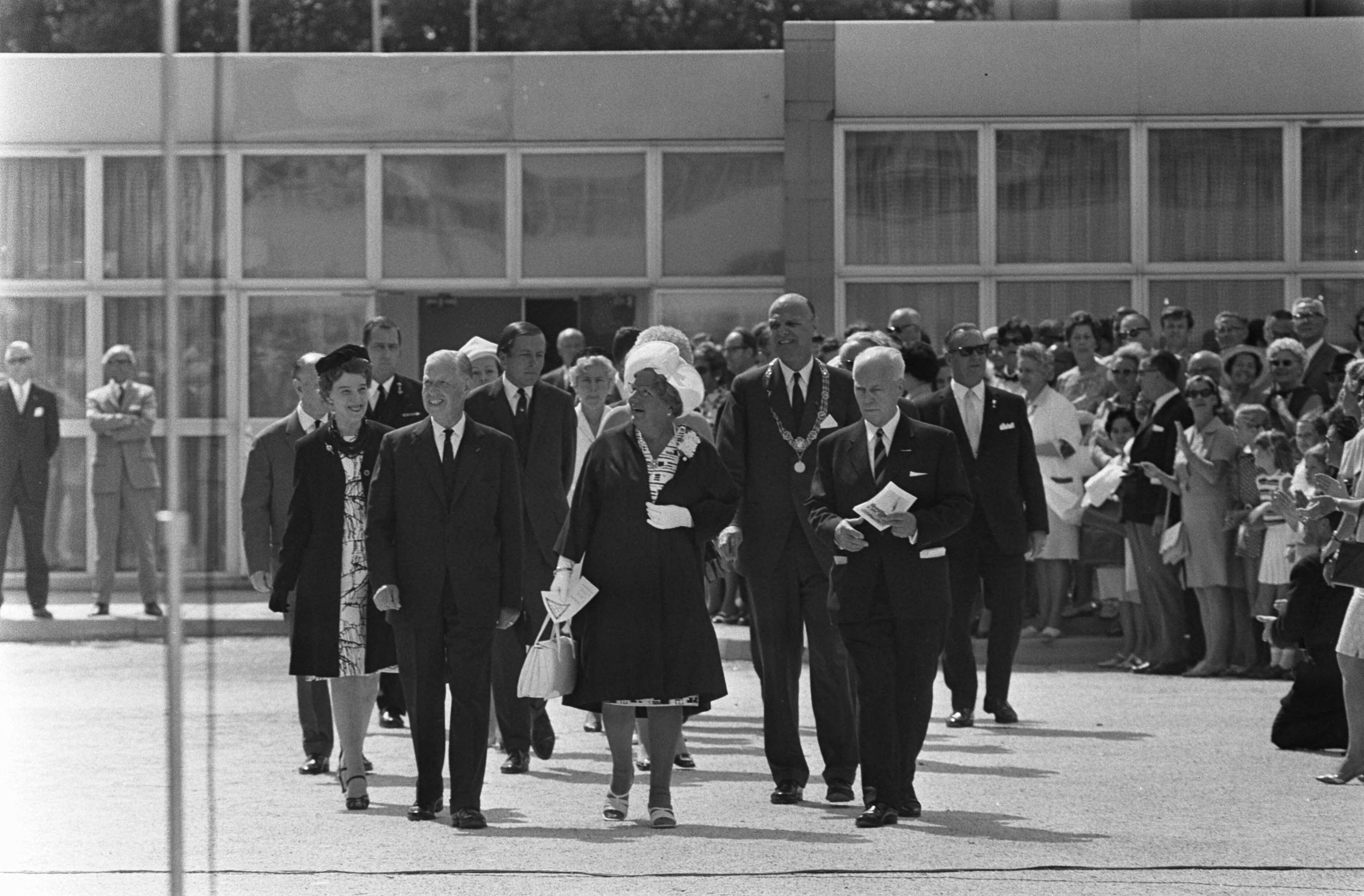 Fotocollectie Anefo — Herdenking t.g.v. beeindiging oorlog 25 jaar Z-O-Azie, in Congresgebouw, Den Haag , met koningin Juliana, Beatrix en Claus — Foto: Koch, Eric / Anefo. Licentie: Set B: Rechtenvrij / Publiek Domein. Bron: Nationaal Archief. http://hdl.handle.net/10648/ab9fc816-d0b4-102d-bcf8-003048976d84