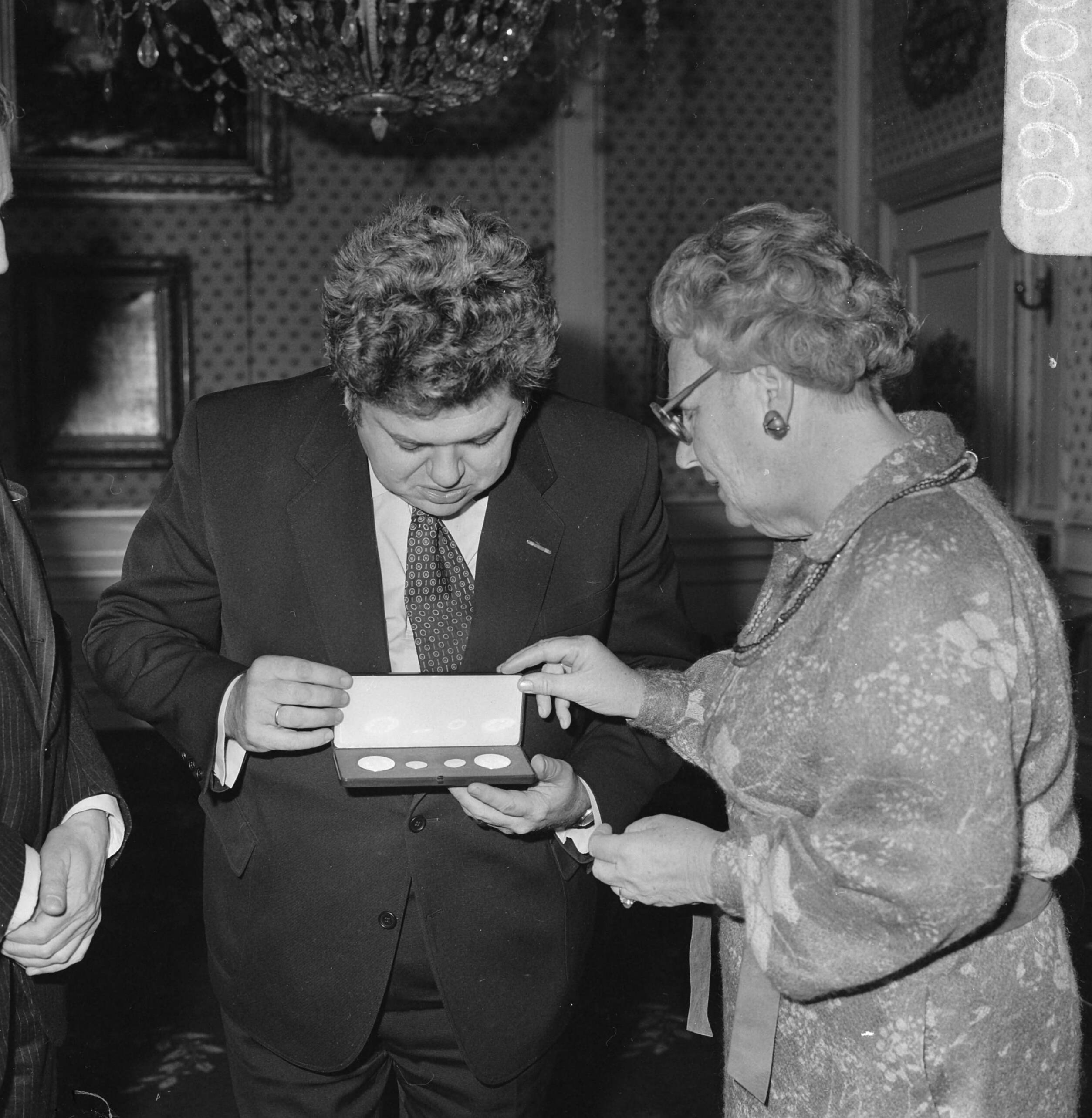 Fotocollectie Anefo — Burgemeester Vonhoff van Utrecht biedt op Soestijk koningin Juliana serie herdenkingsmunten aan t.g.v. het 400-jarig bestaan Unie van Utrecht — Foto: Croes, Rob C. / Anefo. Licentie: Set B: Rechtenvrij / Publiek Domein. Bron: Nationaal Archief. http://hdl.handle.net/10648/acc22c98-d0b4-102d-bcf8-003048976d84