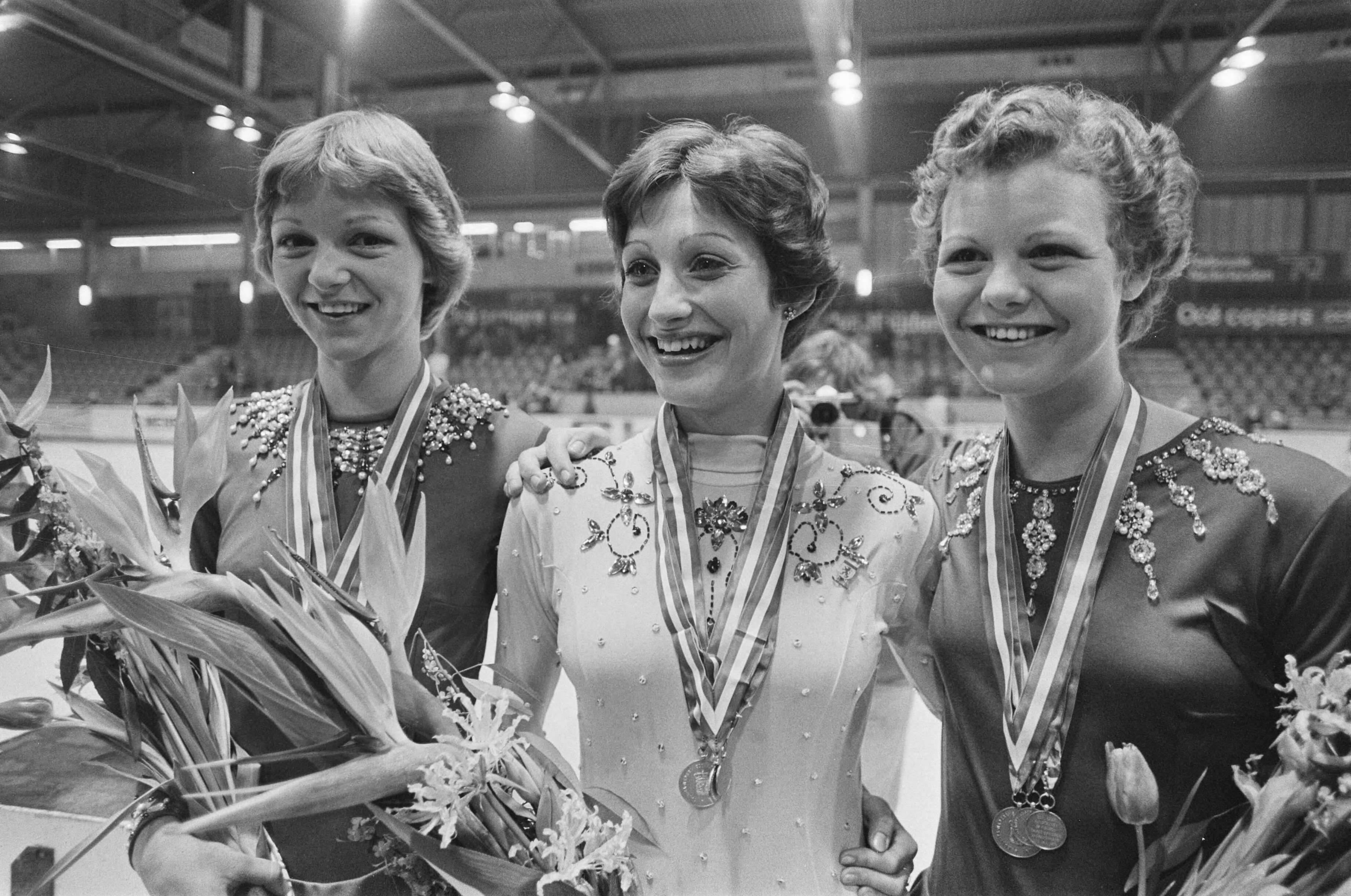 Fotocollectie Anefo — Nationale kampioenschappen kunstrijden, Den Haag ; v.l.n.r. Anne Marie Verlaan (2e), Diane de Leeuw (1e) en Sophia Verlaan (3e) — Foto: Mieremet, Rob / Anefo. Licentie: Set B: Rechtenvrij / Publiek Domein. Bron: Nationaal Archief. http://hdl.handle.net/10648/ac7a2402-d0b4-102d-bcf8-003048976d84