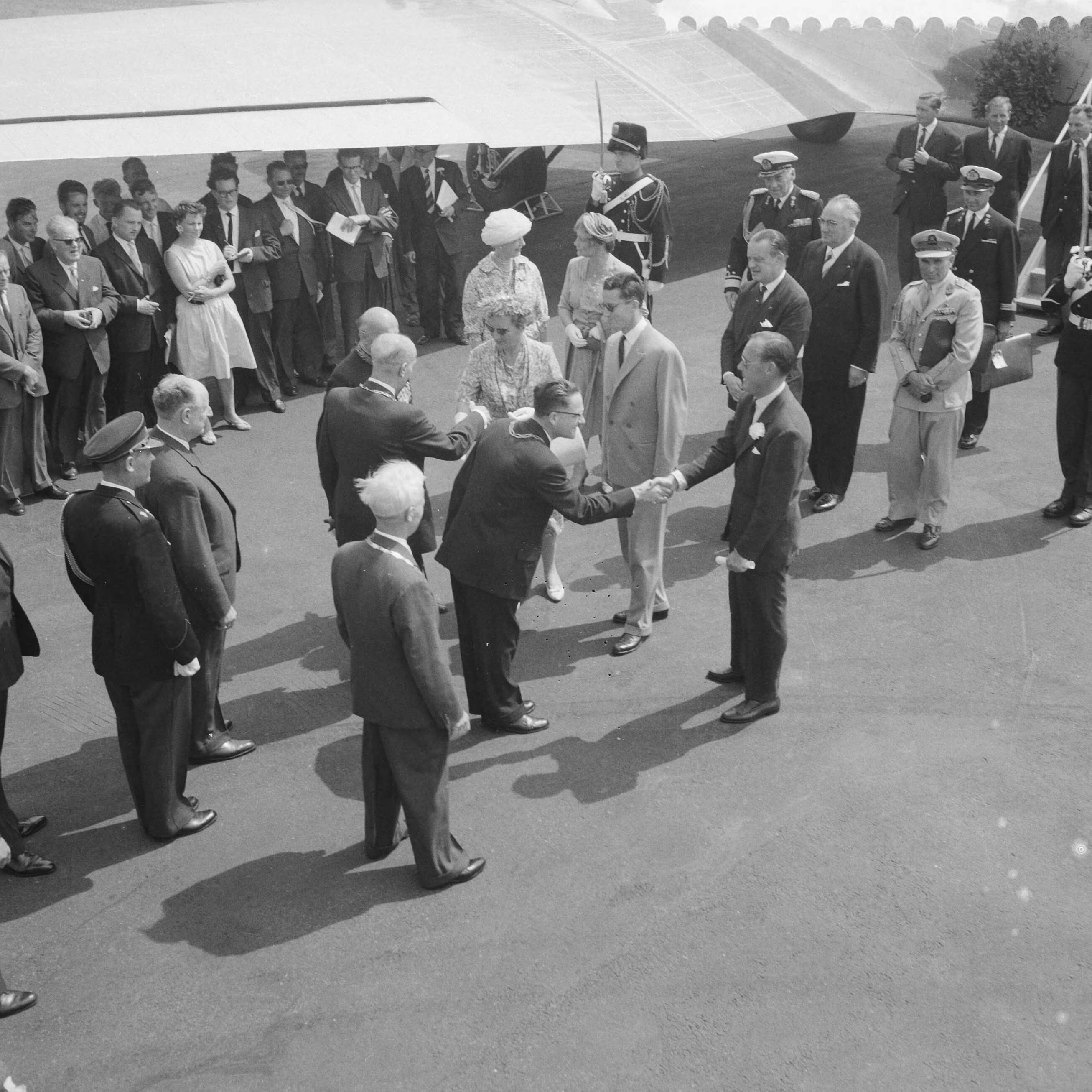 Staatsbezoek koning Boudewijn 1959 — Vierde dag van het bezoek van koning Boudewijn. Bezoek aan Maastricht en omgeving — Foto: Noske, J.D. / Anefo. Licentie: Set B: Rechtenvrij / Publiek Domein. Bron: Nationaal Archief. http://hdl.handle.net/10648/a998be1a-d0b4-102d-bcf8-003048976d84
