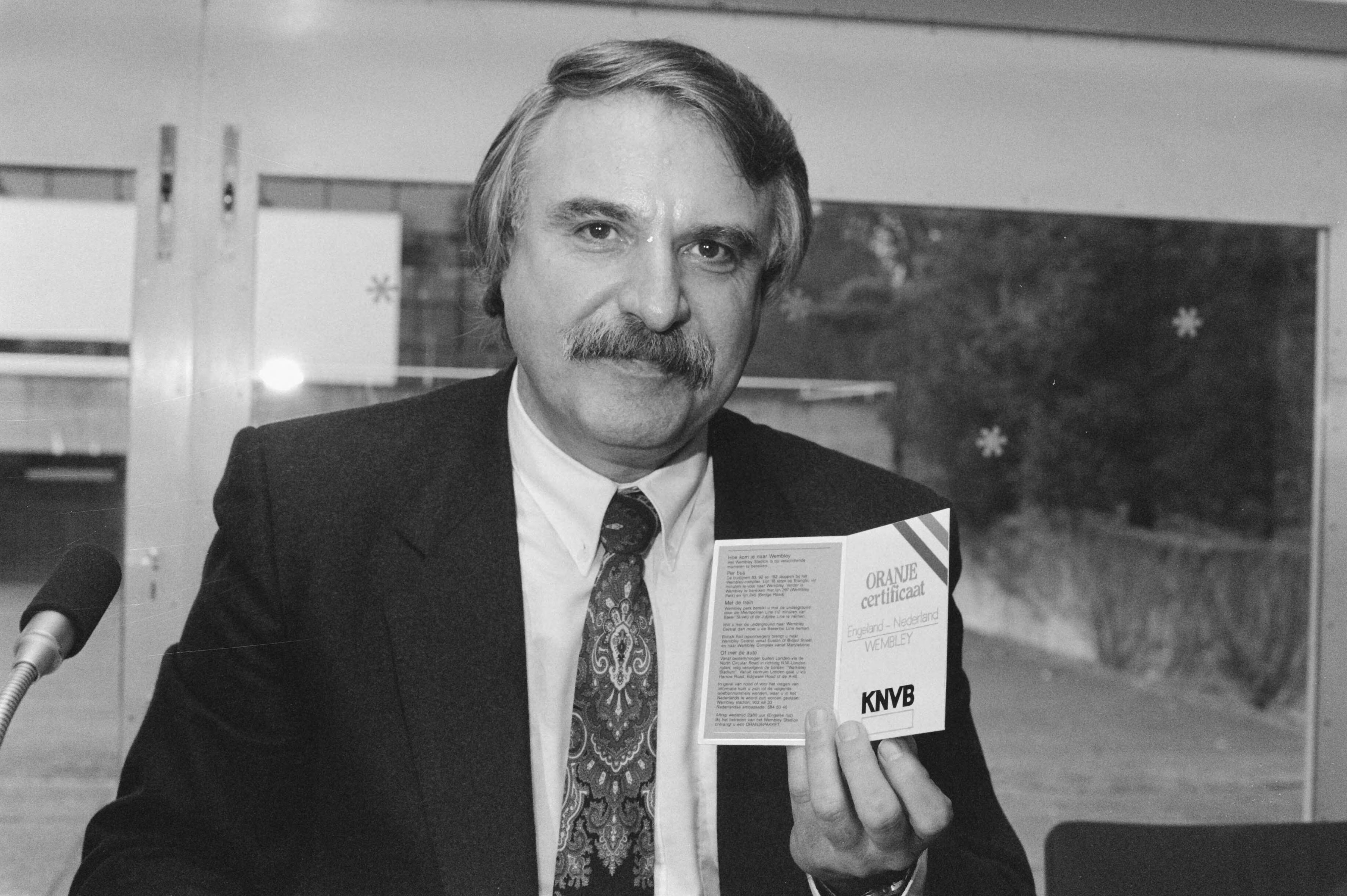Fotocollectie Anefo — Zeist, persconferentie KNVB i.v.m. campagne tegen voetbalvandalisme (met oog op EK West Duitsland ) — Foto: Bogaerts, Rob / Anefo. Licentie: Set B: Rechtenvrij / Publiek Domein. Bron: Nationaal Archief. http://hdl.handle.net/10648/ad689c22-d0b4-102d-bcf8-003048976d84