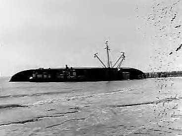 Fotocollectie Anefo — Berging "Achilles" gestrand in de nacht van 15 op16 maart bij Westkapelle — Foto: Bilsen, Joop van / Anefo. Licentie: Set B: Rechtenvrij / Publiek Domein. Bron: Nationaal Archief. http://hdl.handle.net/10648/a95c74aa-d0b4-102d-bcf8-003048976d84