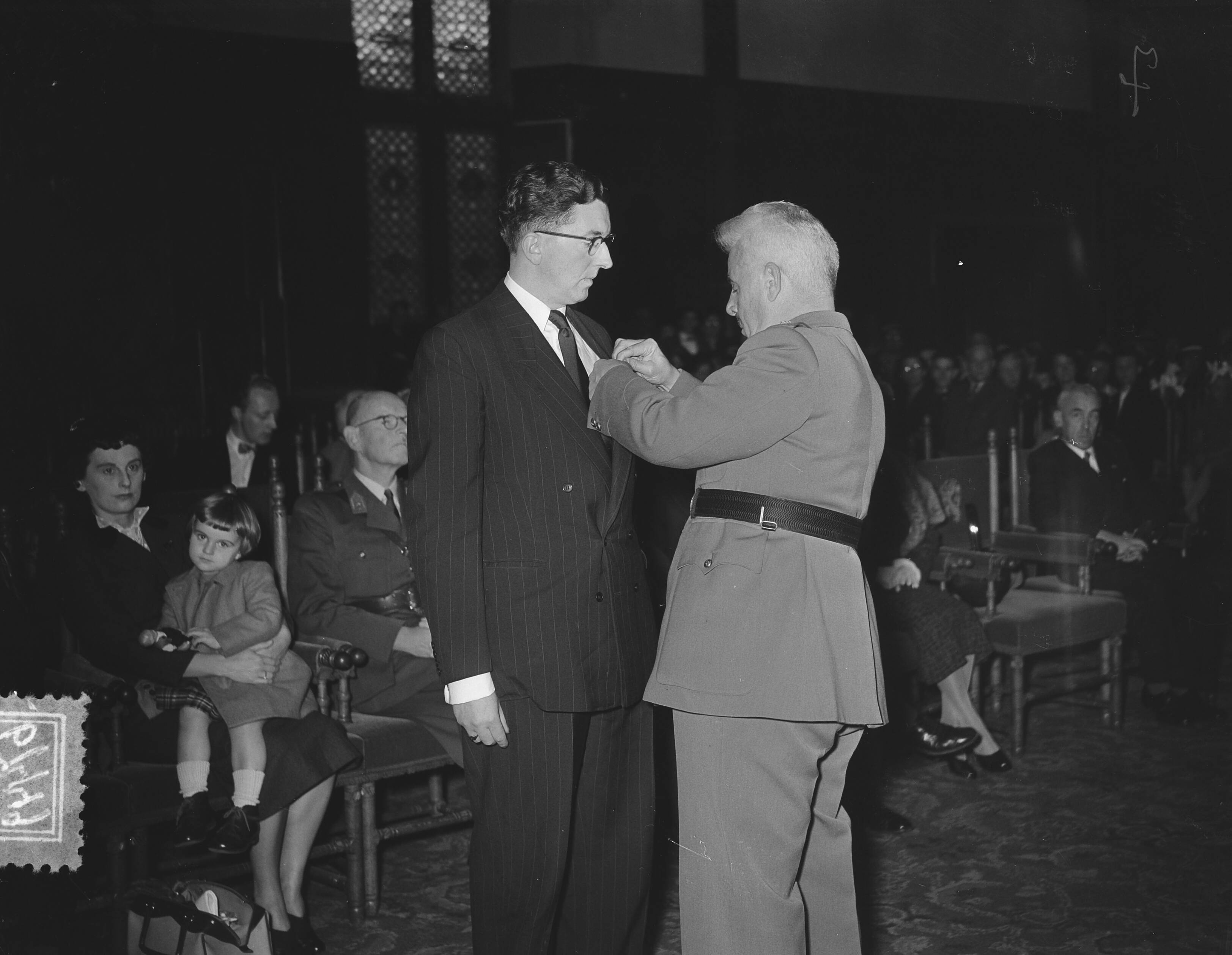 Fotocollectie Anefo — De Belgische ambassadeur E. Graaffe reikt in de Ridderzaal te Den Haag onderscheidingen uit aan 140 Nederlanders — Foto: Bilsen, Joop van / Anefo. Licentie: Set B: Rechtenvrij / Publiek Domein. Bron: Nationaal Archief. http://hdl.handle.net/10648/a92a26bc-d0b4-102d-bcf8-003048976d84