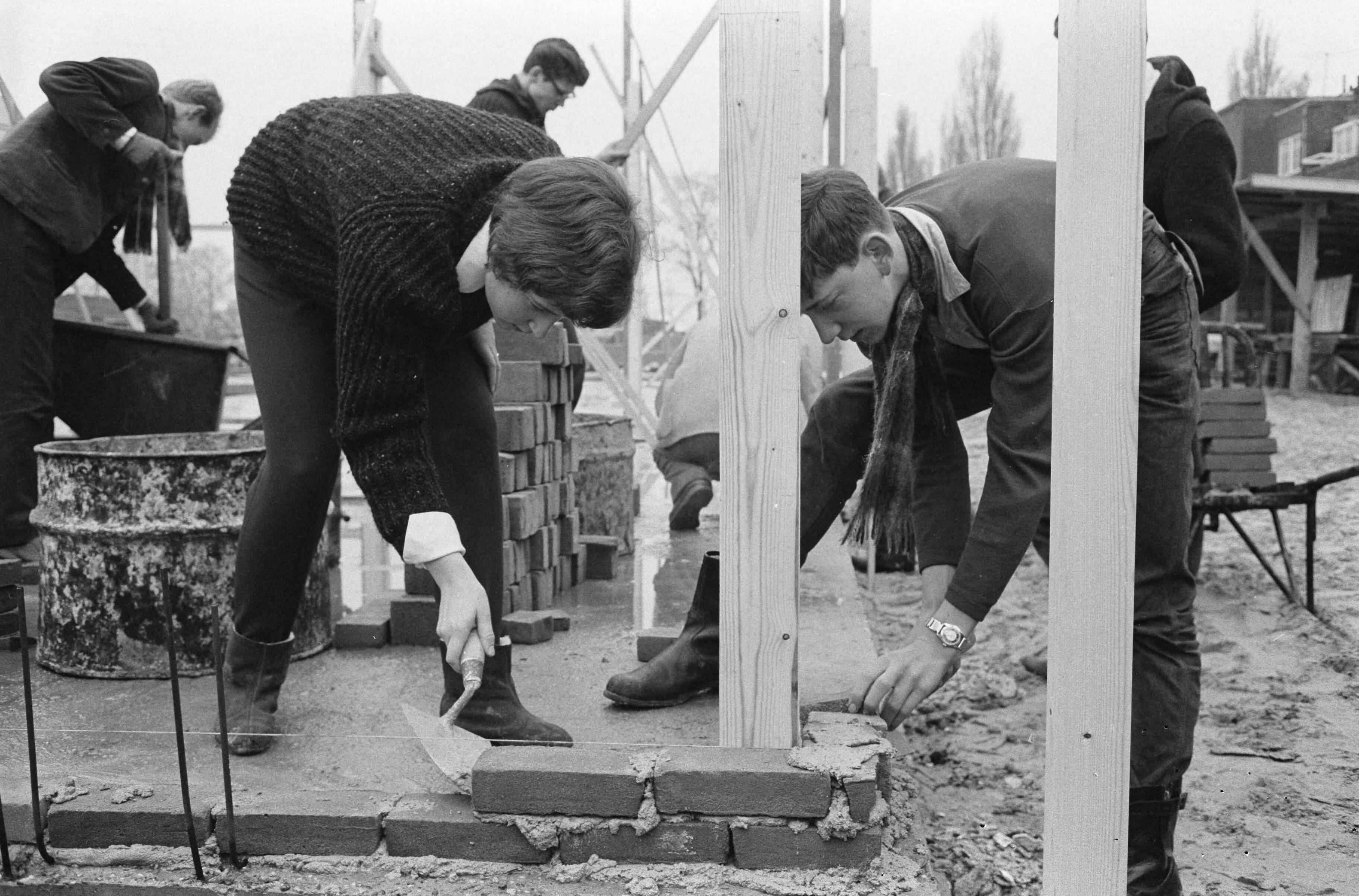 Fotocollectie Anefo — Leerlingen metselen eerste stenen van het Jeugdgebouw Noord aan de Meeuwenlaan te Amsterdam — Foto: Broers, F.N. / Anefo. Licentie: Set B: Rechtenvrij / Publiek Domein. Bron: Nationaal Archief. http://hdl.handle.net/10648/aa236dda-d0b4-102d-bcf8-003048976d84