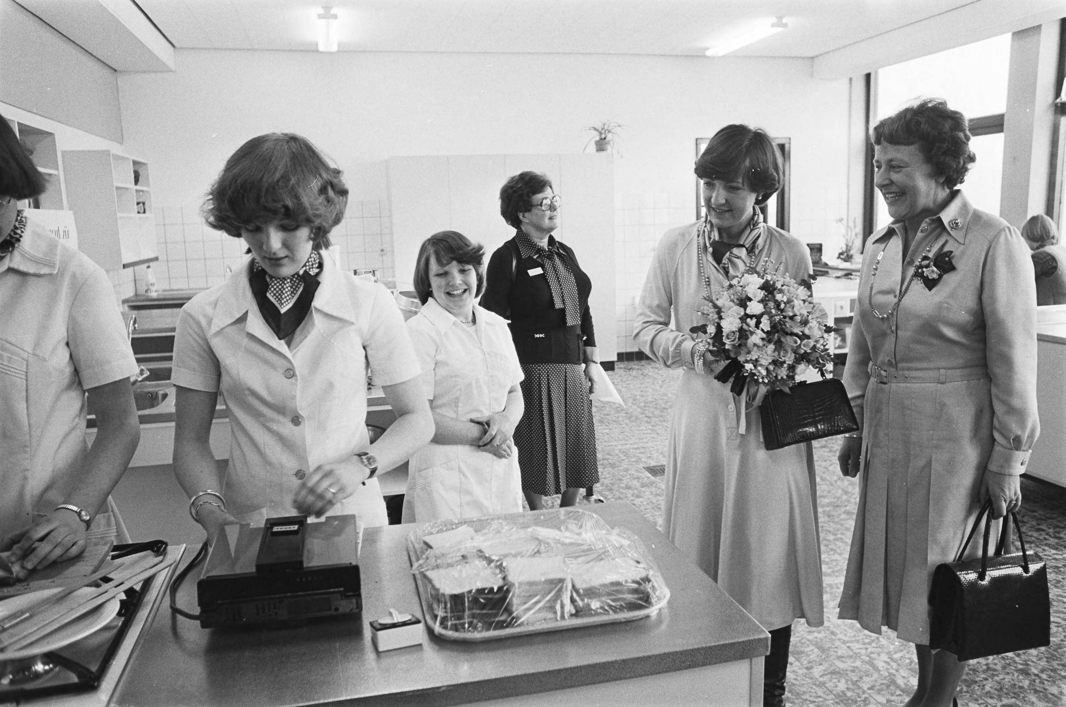 Fotocollectie Anefo — Prinses Margriet opent Academie de Laan in Den Haag ; Prinses Margriet tijdens rondgang — Foto: Peters, Hans / Anefo. Licentie: Set B: Rechtenvrij / Publiek Domein. Bron: Nationaal Archief. http://hdl.handle.net/10648/acac9900-d0b4-102d-bcf8-003048976d84