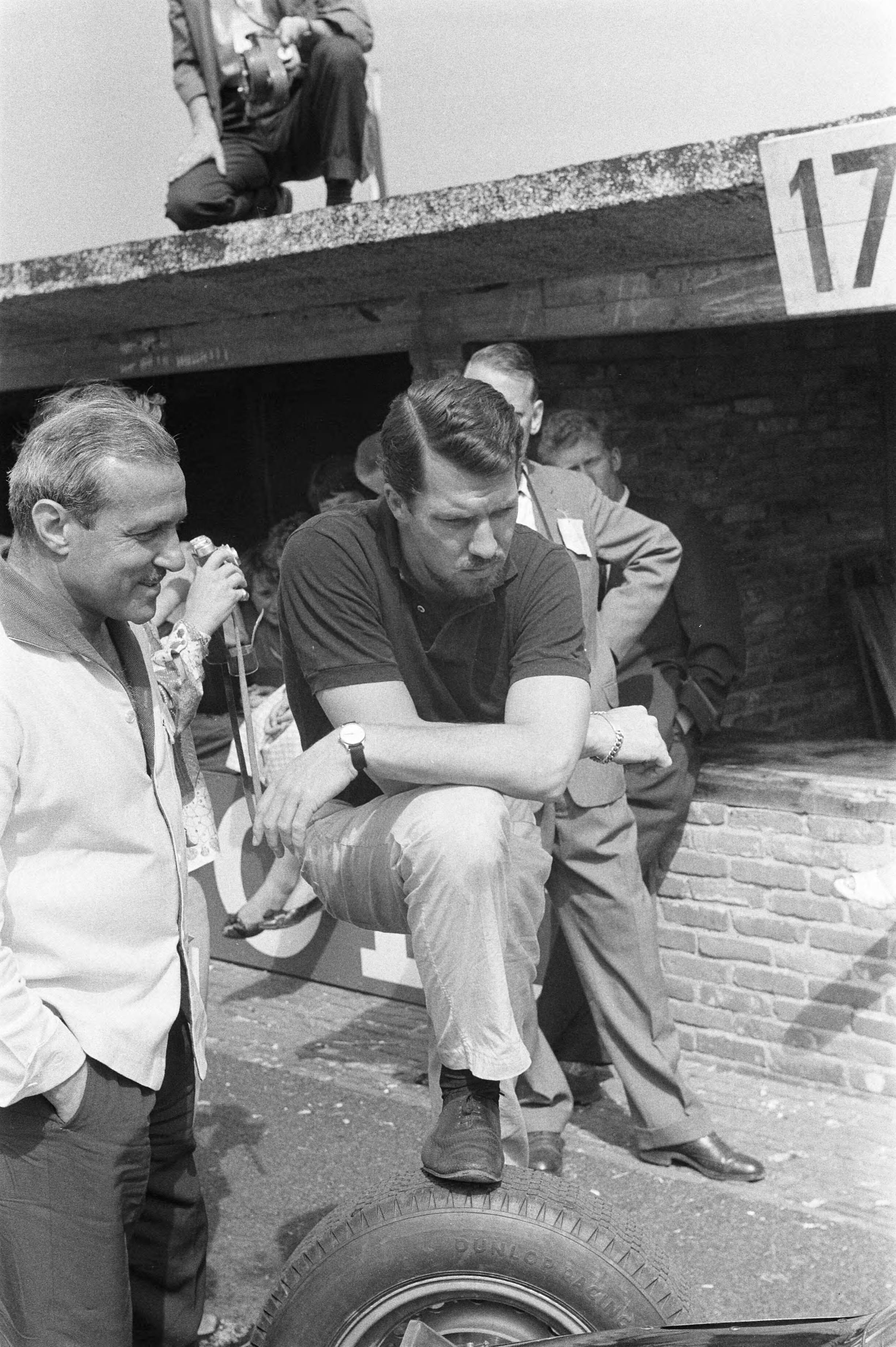 Fotocollectie Anefo — Grote Prijs van Nederland op het circuit van Zandvoort. De Zweedse Formule 1 coureur Joakim Bonnier wacht tot zijn BRM klaar is — Foto: Pot, Harry / Anefo. Licentie: Set B: Rechtenvrij / Publiek Domein. Bron: Nationaal Archief. http://hdl.handle.net/10648/a9b111cc-d0b4-102d-bcf8-003048976d84
