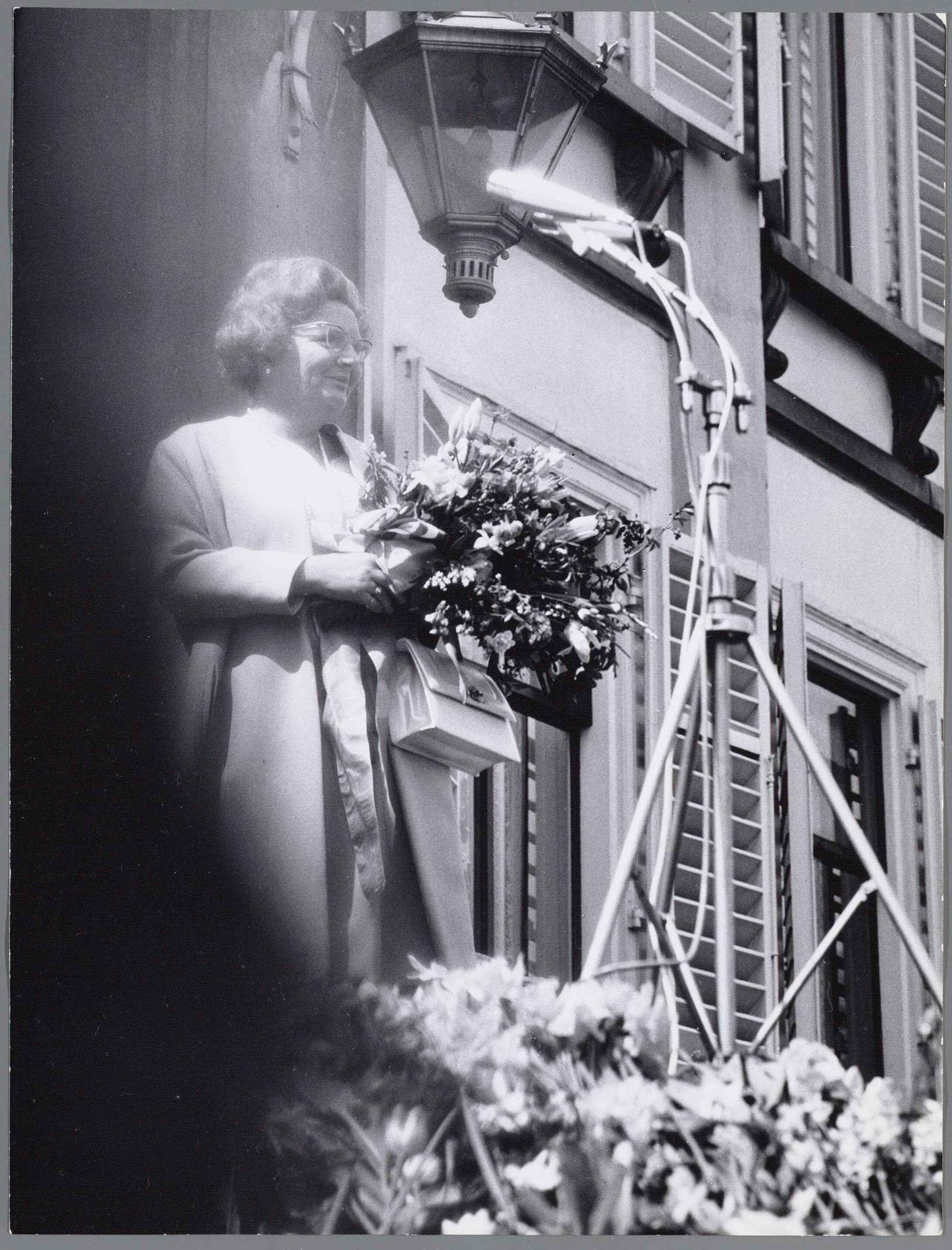 Fotocollectie RVD / Koninklijk Huis — Koningin Juliana op het bordes — Foto: Onbekend / RVD. Licentie: Set B: Rechtenvrij / Publiek Domein. Bron: Nationaal Archief. http://hdl.handle.net/10648/afabe818-d0b4-102d-bcf8-003048976d84