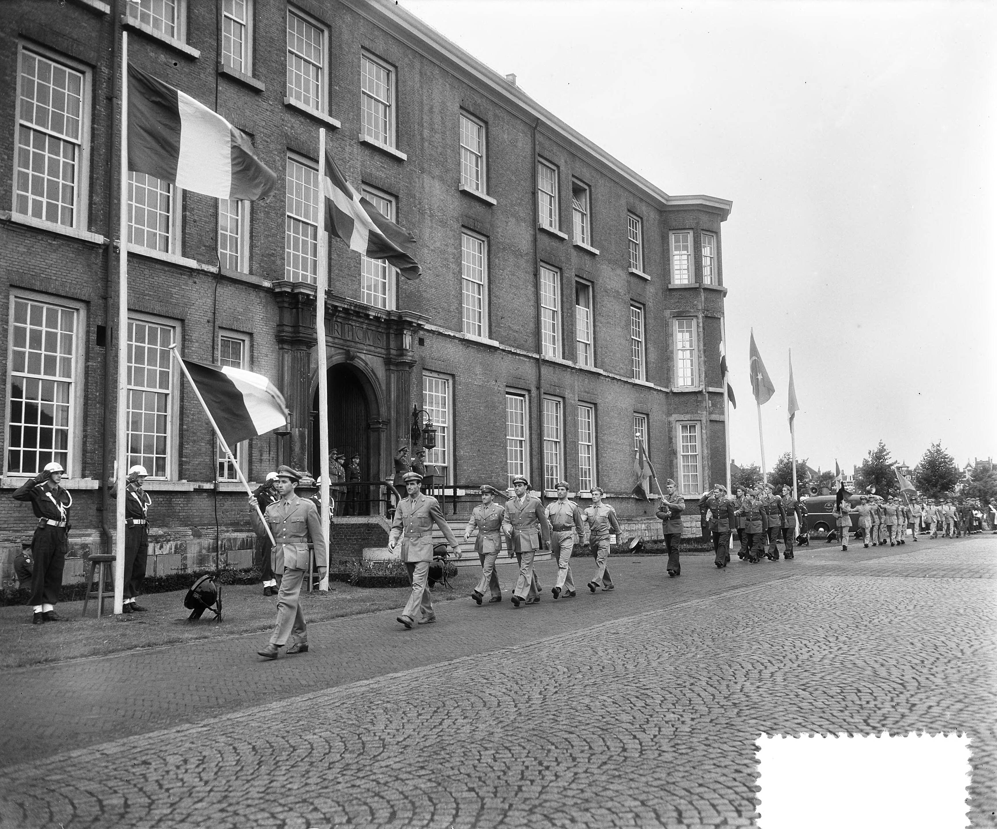 Fotocollectie Anefo — Openingsceremonie Militaire Vijfkamp 1955 Breda — Foto: Rossem, Wim van / Anefo. Licentie: Set B: Rechtenvrij / Publiek Domein. Bron: Nationaal Archief. http://hdl.handle.net/10648/a9395c86-d0b4-102d-bcf8-003048976d84