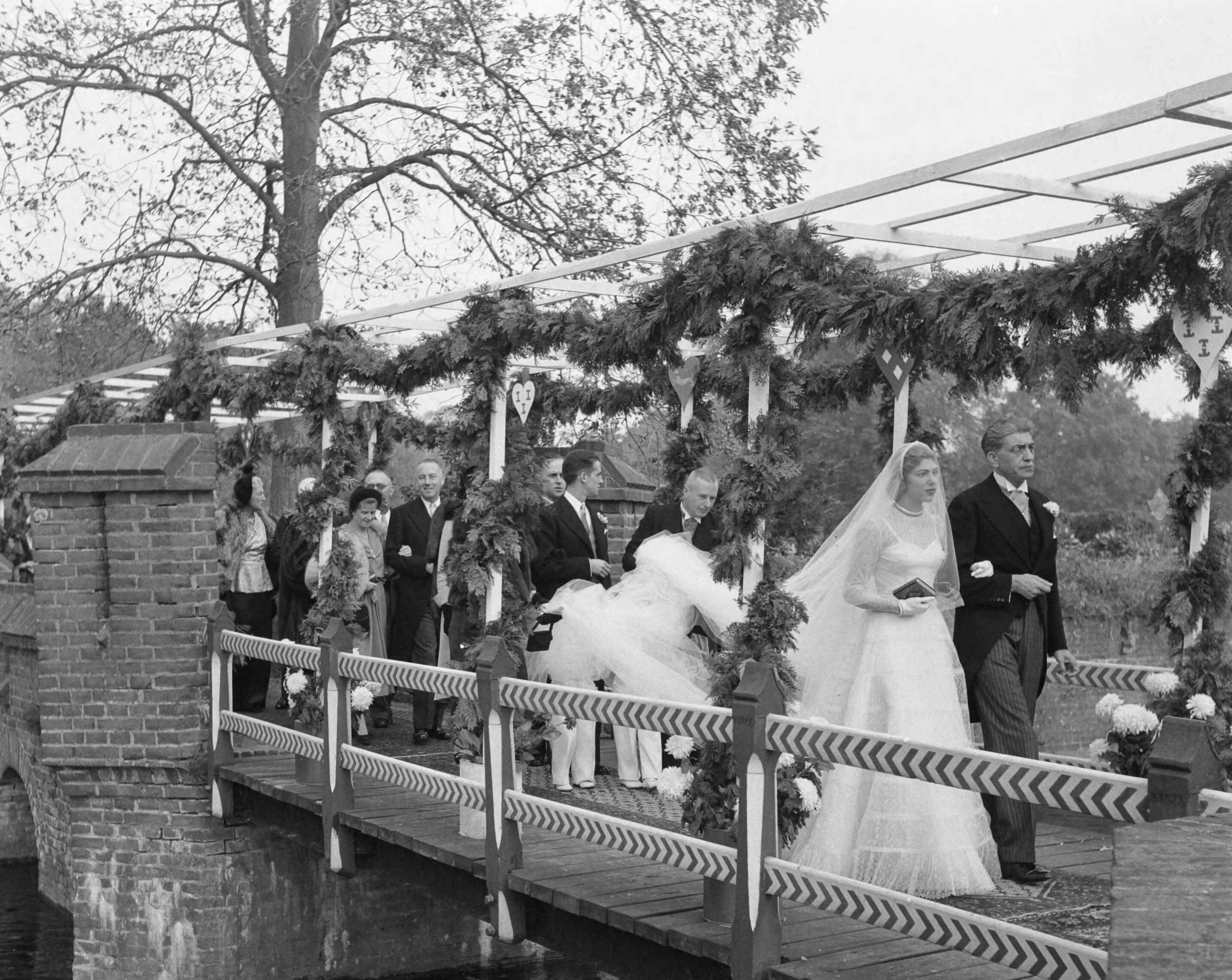 Huwelijk van baronesse Van Zuylen van Nyevelt met de Franse graaf de Nicoly in kasteel de Haar te Haarzuilen — Huwelijk te Haarzuilen van de Franse graaf François H.J. M. de Nicolay met de baronesse Marie H.S.N.J. van Zuylen van Nyevelt van de Haar [aan de arm van haar vader Egmont van Zuylen van Nyevelt van de Haar] — Foto: Noske, J.D. / Anefo. Licentie: Set B: Rechtenvrij / Publiek Domein. Bron: Nationaal Archief. http://hdl.handle.net/10648/a8e09bc8-d0b4-102d-bcf8-003048976d84