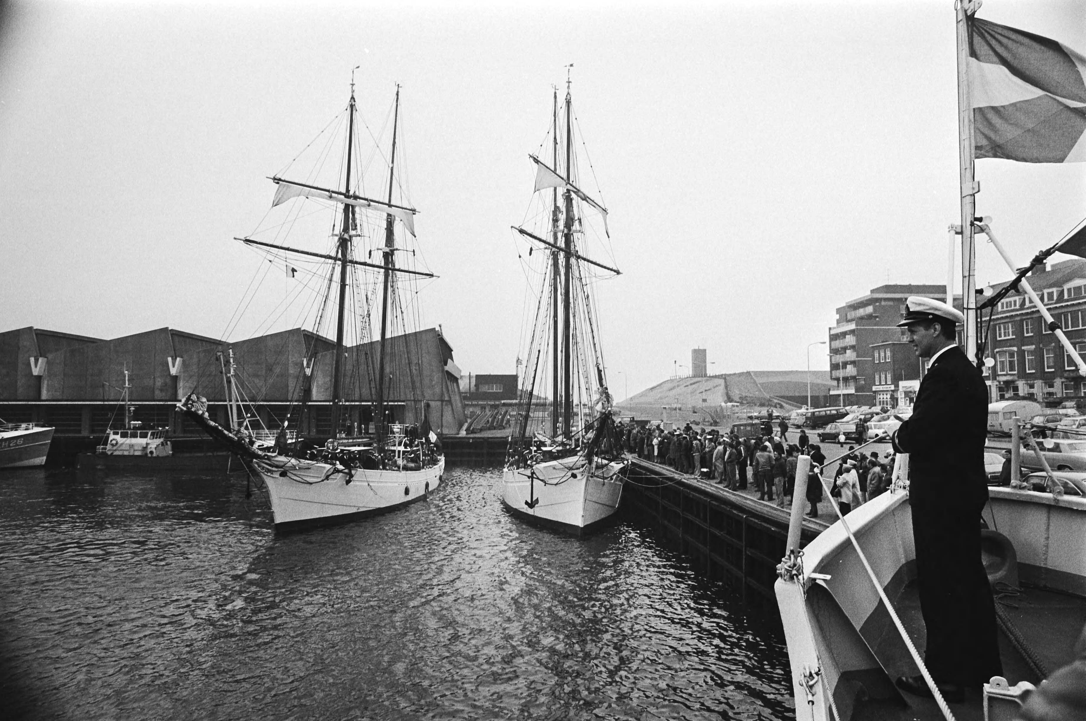 Zeilschepen in Scheveningen in verband met "Scheveningen 75 jaar haven" — Uit Frankrijk La Belle Poule (rechts) en L'Étoile — Foto: Suyk, Koen / Anefo. Licentie: Set B: Rechtenvrij / Publiek Domein. Bron: Nationaal Archief. http://hdl.handle.net/10648/acc9f270-d0b4-102d-bcf8-003048976d84