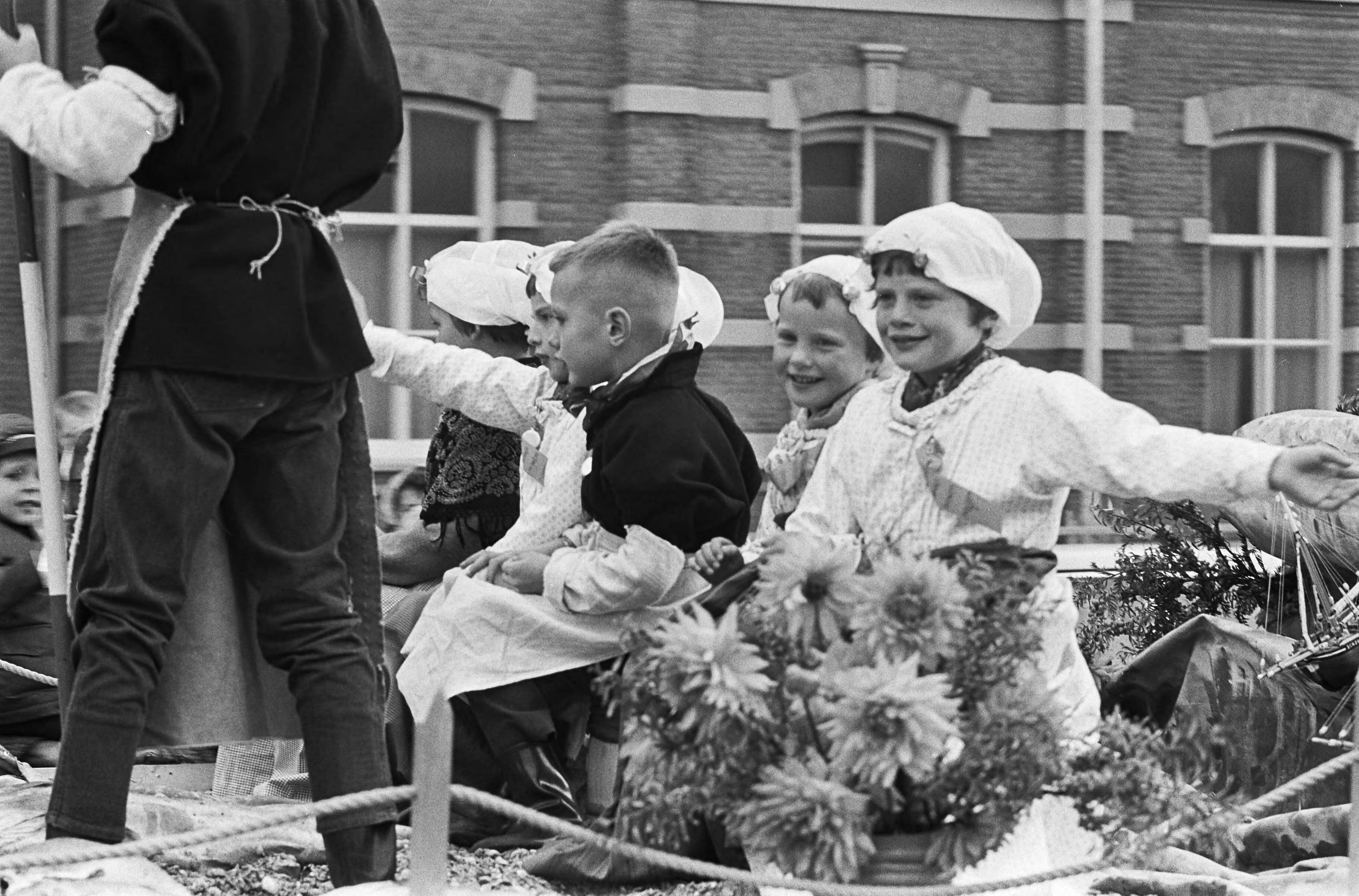 Fotocollectie Anefo — 150 jaar bestaan Neerlands Onafhankelijkheid te Scheveningen gevierd. Optocht praalwagens. Kinderen — Foto: Walta, Winfried / Anefo. Licentie: Set B: Rechtenvrij / Publiek Domein. Bron: Nationaal Archief. http://hdl.handle.net/10648/aa4780c6-d0b4-102d-bcf8-003048976d84