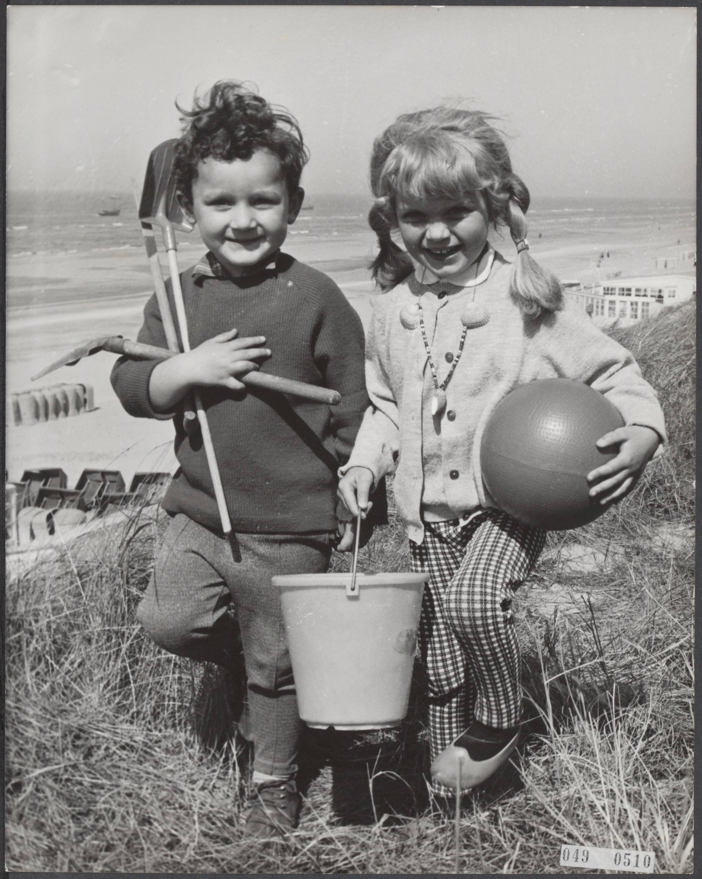 Fotocollectie Elsevier Binnenland — Joeke en Mikky met scheppen, emmer en bal op weg naar het Zandvoortse strand — Foto: Pot, Harry / Anefo. Licentie: Set B: Rechtenvrij / Publiek Domein. Bron: Nationaal Archief. http://hdl.handle.net/10648/ae01de28-d0b4-102d-bcf8-003048976d84