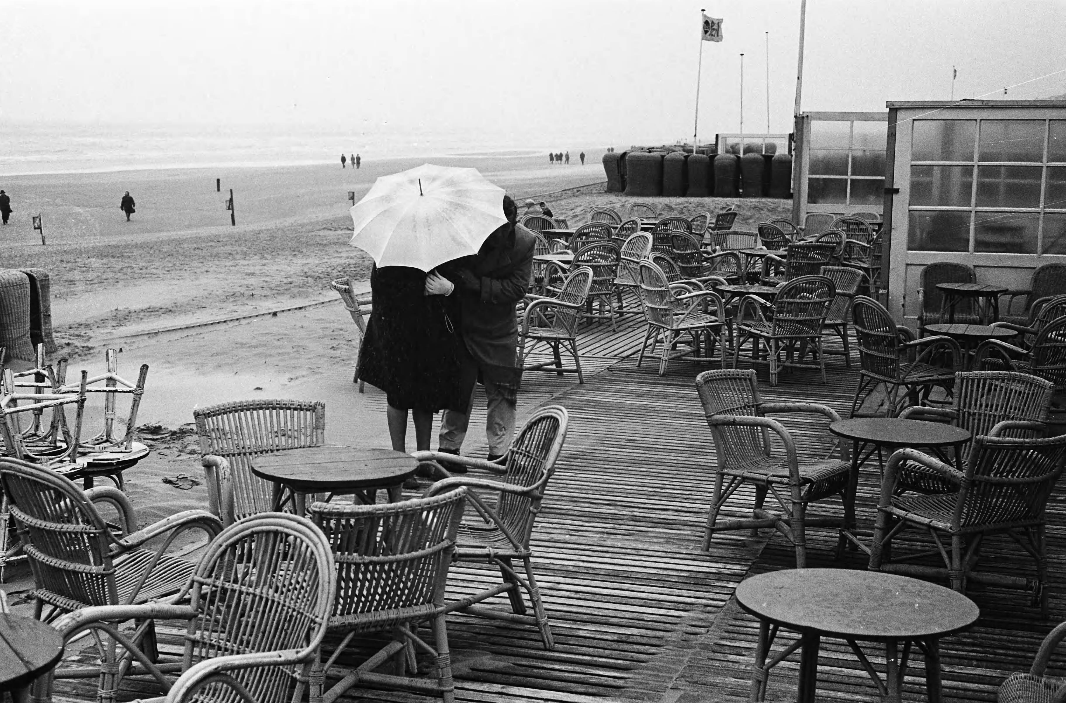 Fotocollectie Anefo — Slecht weer met Pasen, het koude en winderige strand te Zandvoort — Foto: Pot, Harry / Anefo. Licentie: Set B: Rechtenvrij / Publiek Domein. Bron: Nationaal Archief. http://hdl.handle.net/10648/aa322488-d0b4-102d-bcf8-003048976d84