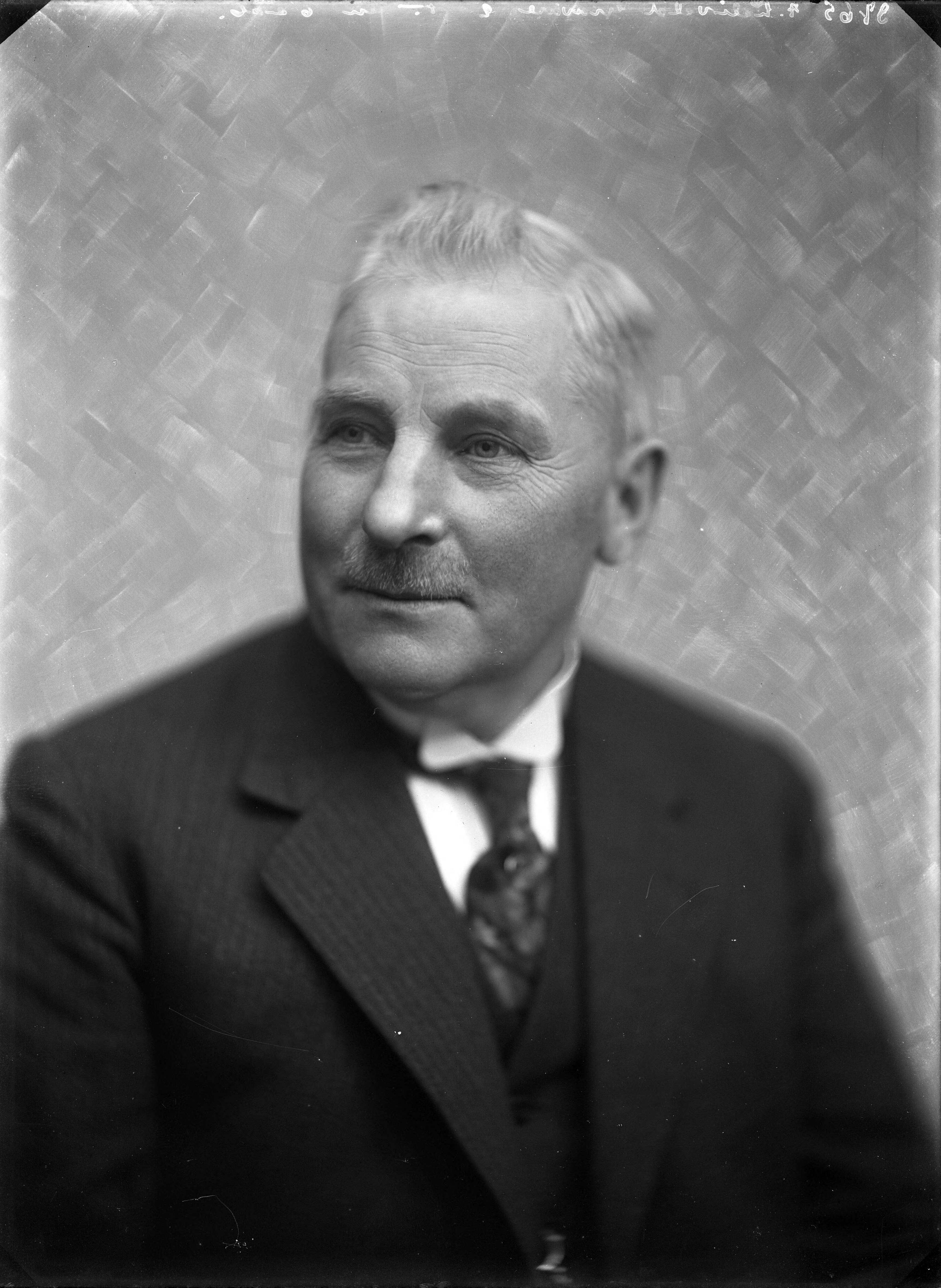 Portretten — Studio-opnames. Portret van een man van middelbare leeftijd in een driedelig kostuum. Haarlem, Nederland. 1918-1930. 9765 A. Lelieveld gravure 2 5. en 6 ... — Foto: Berg, Th.C.J. van den / Spaarnestad Photo (05887). Licentie: Set B: Rechtenvrij / Publiek Domein. Bron: Nationaal Archief. http://hdl.handle.net/10648/35429da7-c76b-a382-e063-6df0900a6686