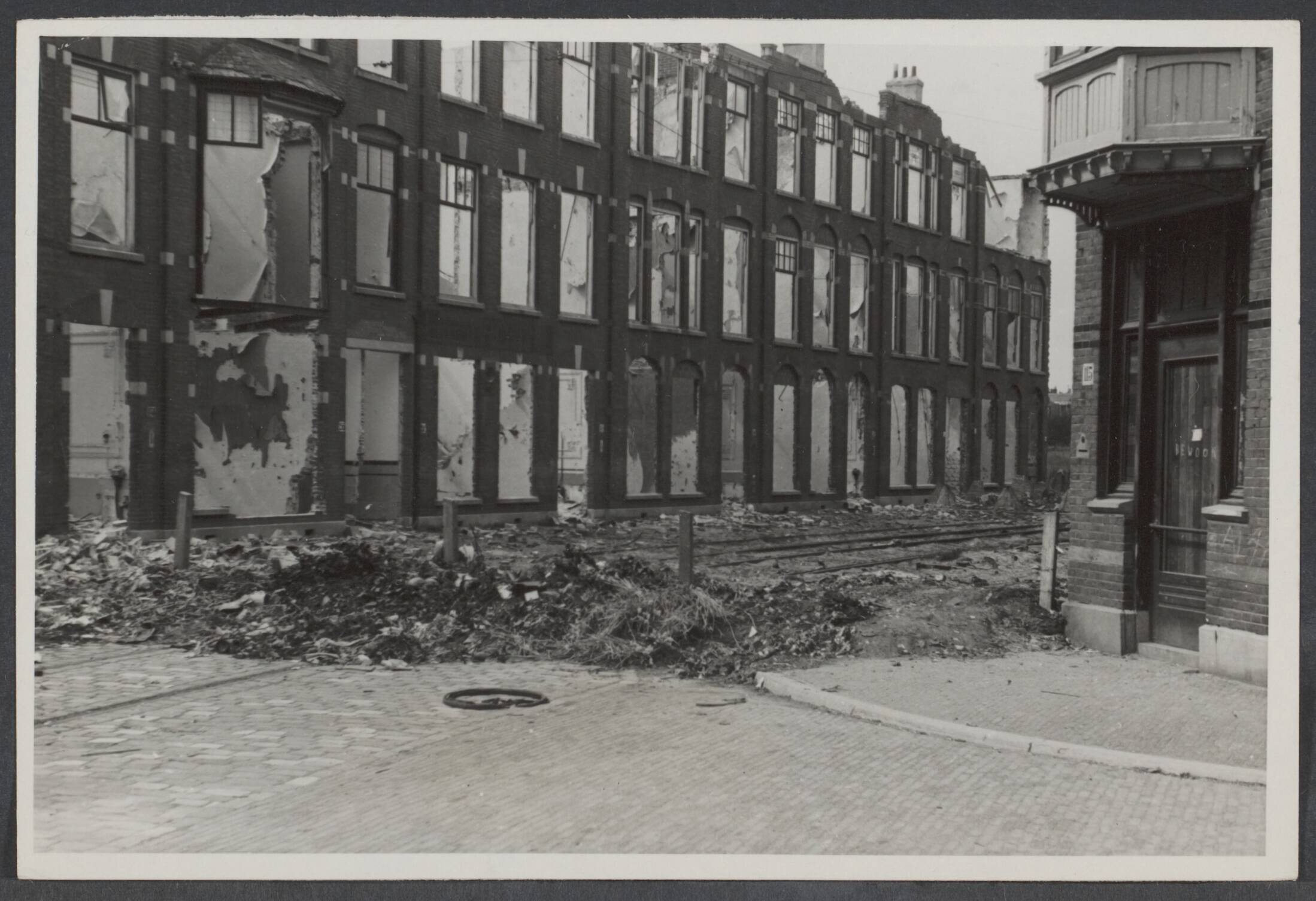 Hongerwinter. — Door burgers afgebroken huizen in de winter van 1944-45. De bewoners waren op last van de Duitsers geëvacueerd tijdens graven van de tankgracht. Sweelinckstraat Den Haag — Foto: Huizinga, Menno. Licentie: Set B: Rechtenvrij / Publiek Domein. Bron: Nationaal Archief. http://hdl.handle.net/10648/b95f6d55-37bb-2b7d-84f1-82d96da95061