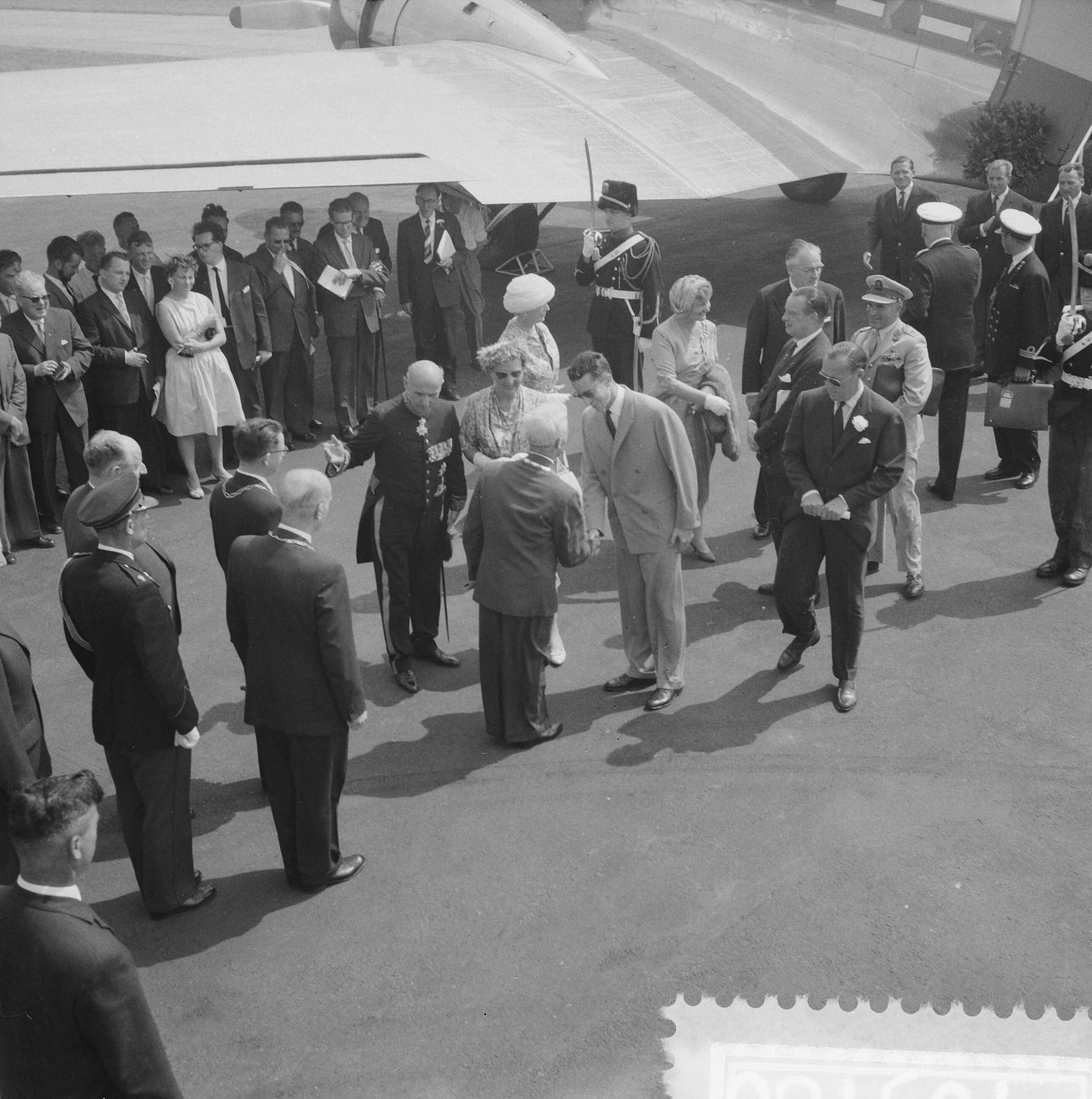 Staatsbezoek koning Boudewijn 1959 — Vierde dag van het bezoek van koning Boudewijn. Bezoek aan Maastricht en omgeving — Foto: Noske, J.D. / Anefo. Licentie: Set B: Rechtenvrij / Publiek Domein. Bron: Nationaal Archief. http://hdl.handle.net/10648/a998c072-d0b4-102d-bcf8-003048976d84