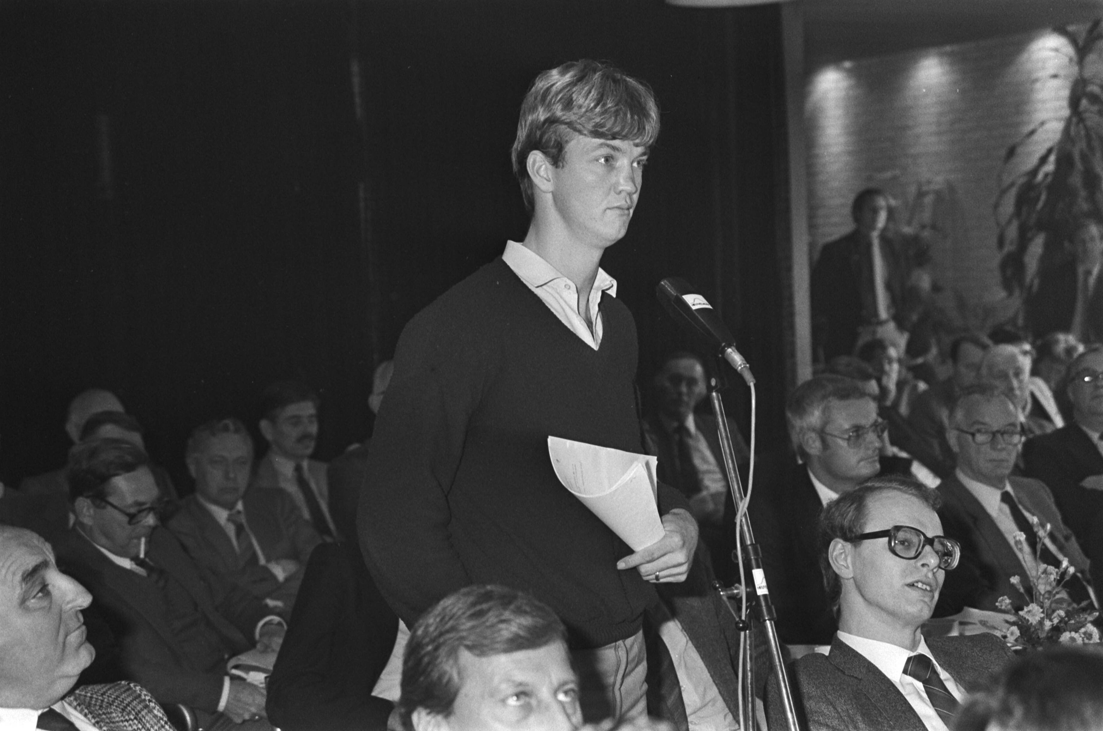 Algemene vergadering betaald voetbal te Zeist — Louis van Gaal (Sparta) doet het woord voor "spelersfractie" — Foto: Dijk, Hans van / Anefo. Licentie: Set B: Rechtenvrij / Publiek Domein. Bron: Nationaal Archief. http://hdl.handle.net/10648/ad08d986-d0b4-102d-bcf8-003048976d84