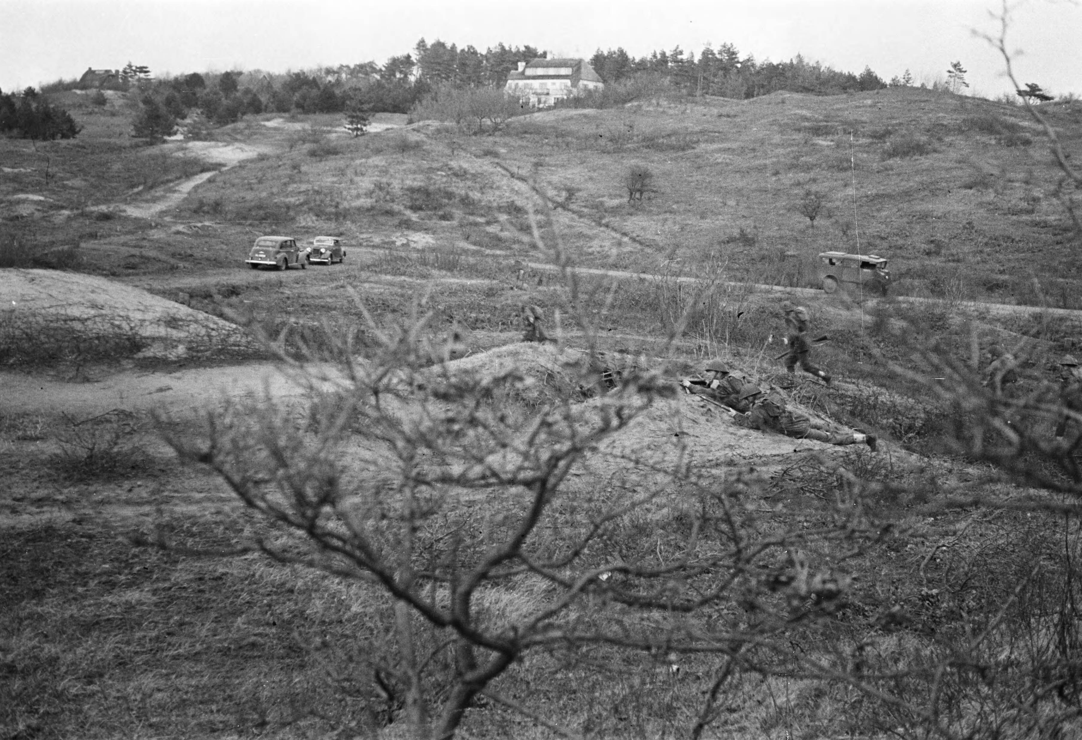 Fotocollectie Anefo — Militair opleidingskamp te Bloemendaal(bezoek Generaal Kruls ) — Foto: Dudok van Heel, Jack / Anefo. Licentie: Set B: Rechtenvrij / Publiek Domein. Bron: Nationaal Archief. http://hdl.handle.net/10648/a8988838-d0b4-102d-bcf8-003048976d84
