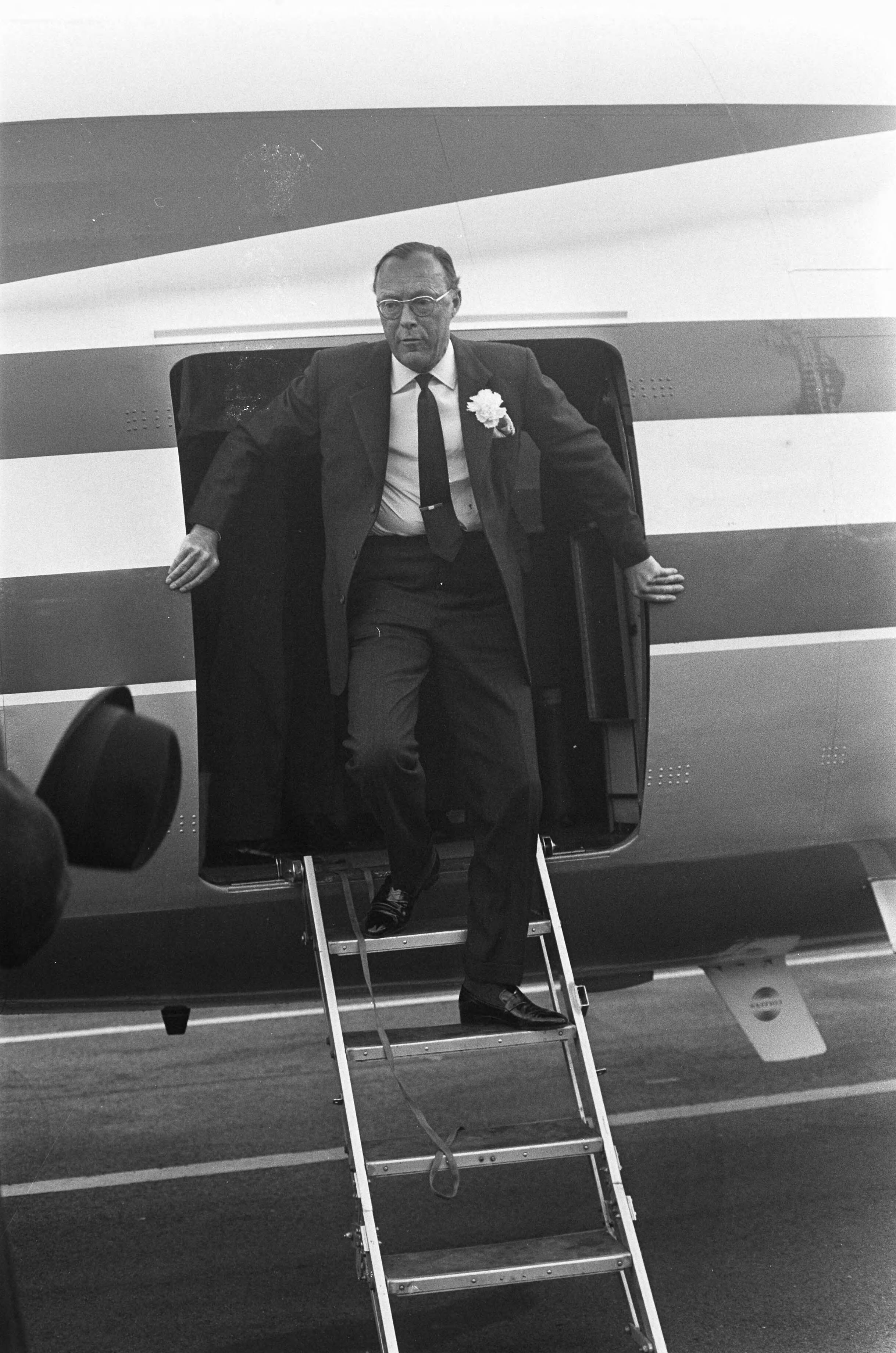 Prins Bernhard arriveert op Soesterberg na een reis naar het Verre Oosten — Prins Bernhard op de vliegtuigtrap — Foto: Mieremet, Rob / Anefo. Licentie: Set B: Rechtenvrij / Publiek Domein. Bron: Nationaal Archief. http://hdl.handle.net/10648/ab93b274-d0b4-102d-bcf8-003048976d84