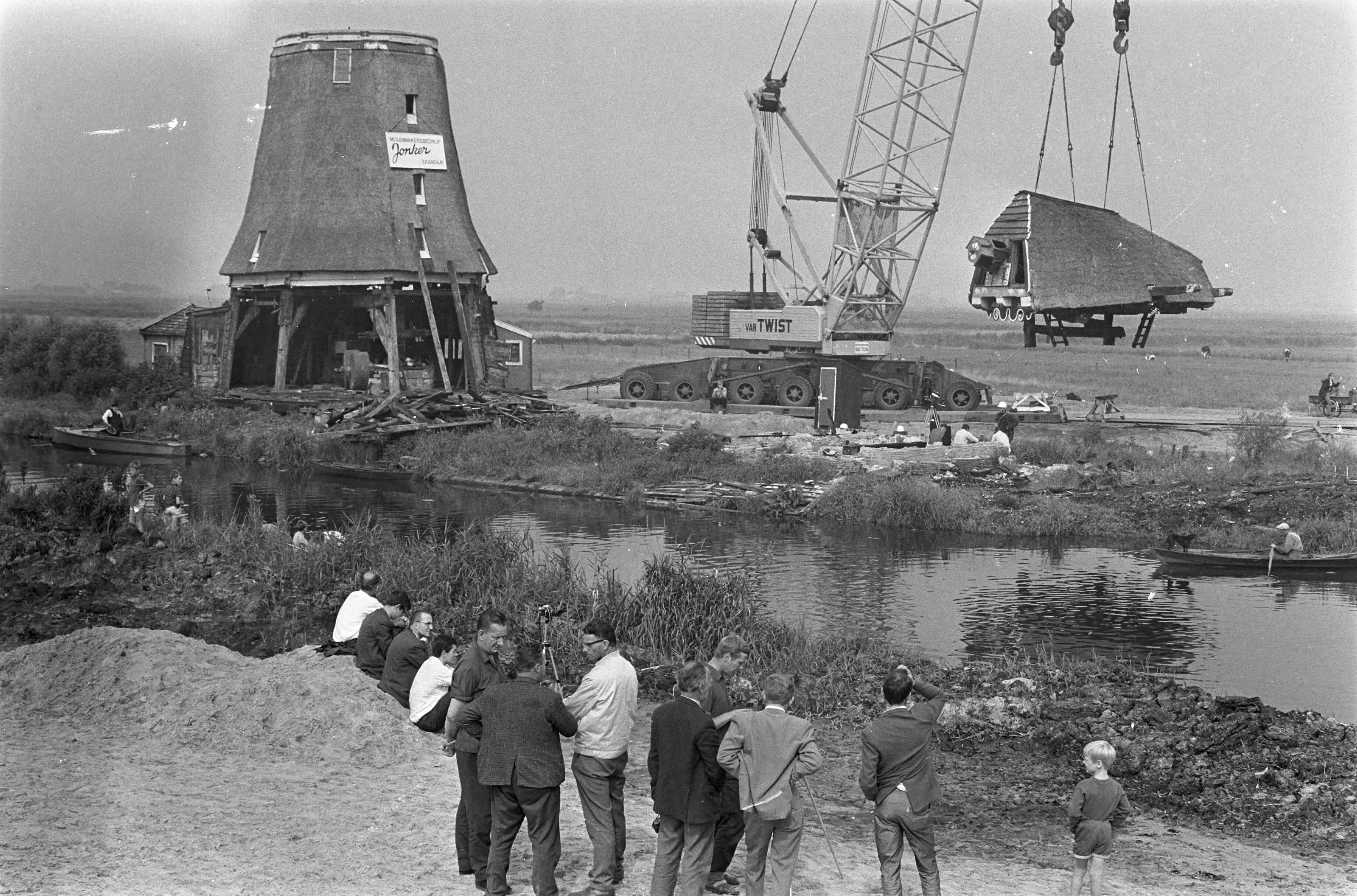 Verhuizing van de Zaanse oliemolen "de Zoeker" — De kap hangt in de takels — Foto: Fotograaf Onbekend / Anefo. Licentie: Set B: Rechtenvrij / Publiek Domein. Bron: Nationaal Archief. http://hdl.handle.net/10648/ab48c692-d0b4-102d-bcf8-003048976d84