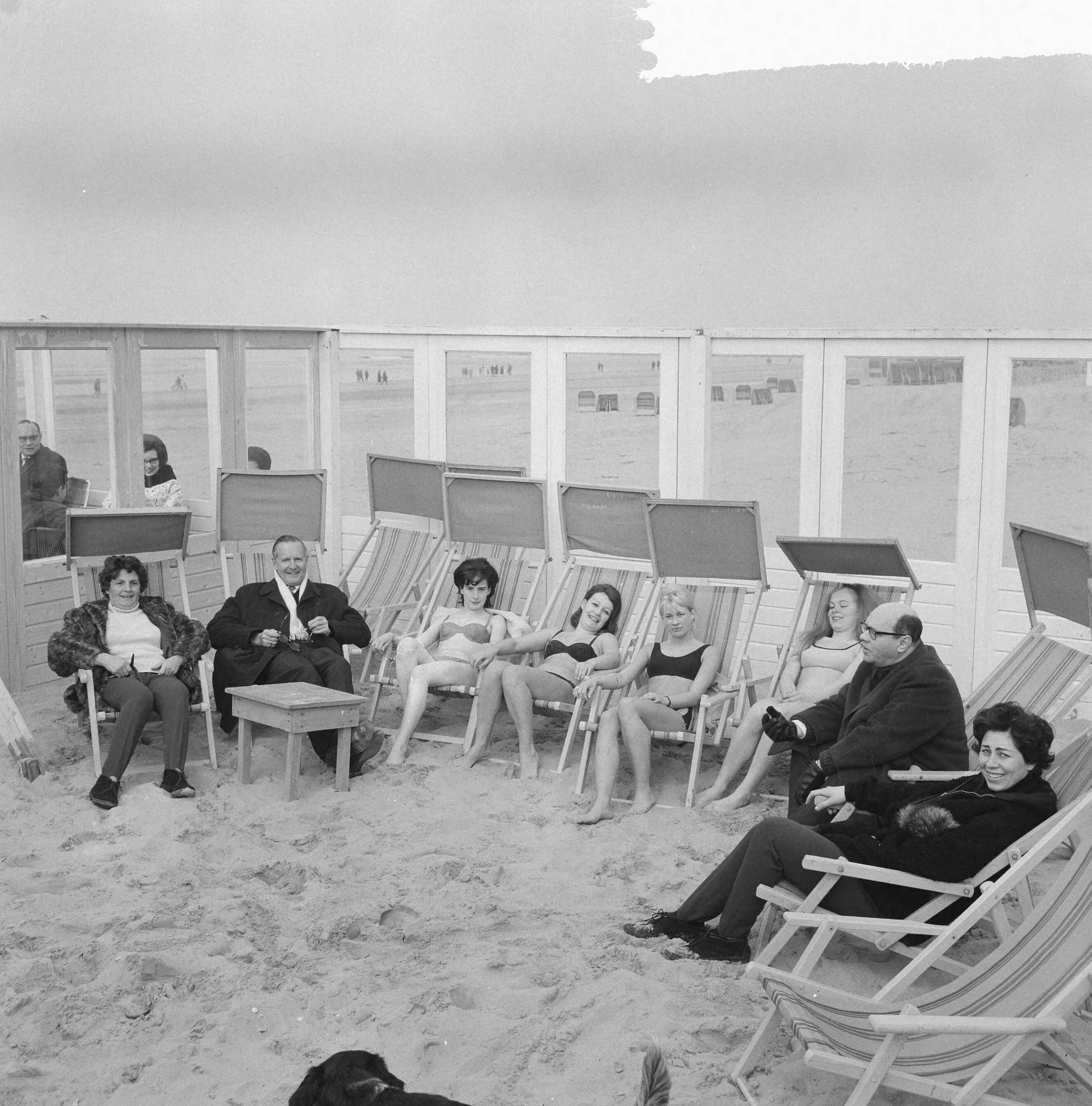 Fotocollectie Anefo — Meisjes in bikini in zee te Zandvoort, de meisjes op terrasje — Foto: Nijs, Jac. de / Anefo. Licentie: Set B: Rechtenvrij / Publiek Domein. Bron: Nationaal Archief. http://hdl.handle.net/10648/aa97403e-d0b4-102d-bcf8-003048976d84