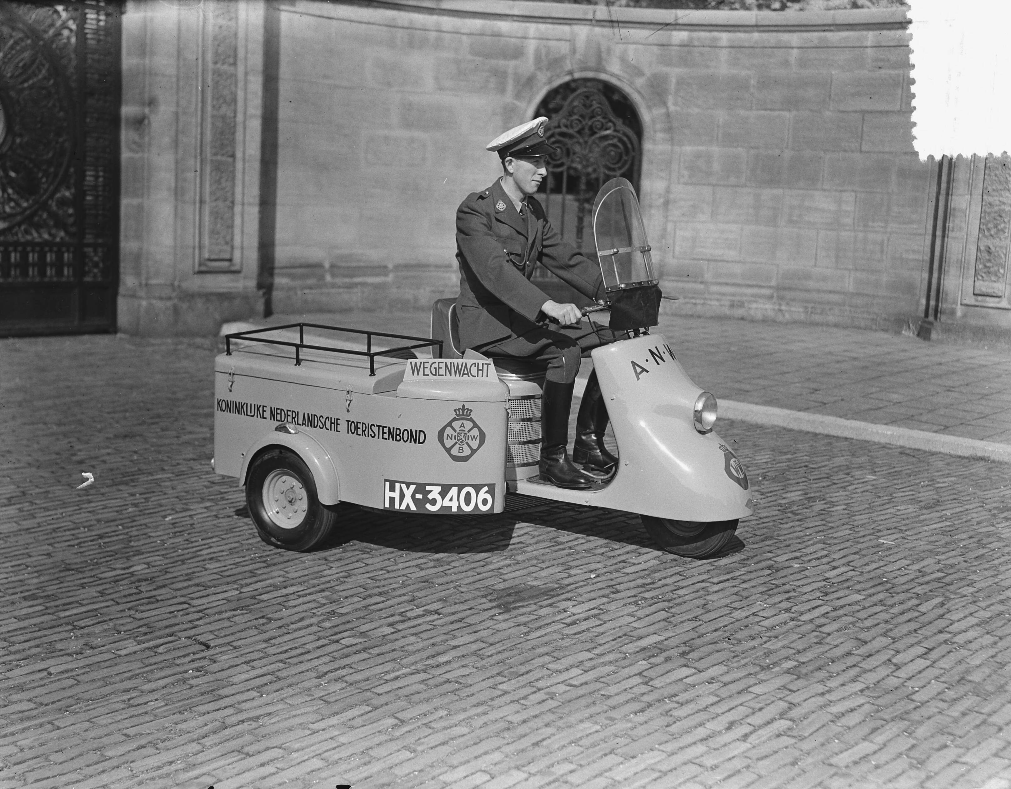Scooter voor de Wegenwacht van de ANWB — Scooter voor de Wegenwacht van de ANWB. Voorlopig zal een scooter op de weg Rotterdam-Den Haag en Rotterdam-Gouda rijden. Deze scooter is speciaal voor de ANWB gemaakt en bezit een zwaardere motor n.l. 200cc dan de normale scooters — Foto: Duinen, H. van / Anefo. Licentie: Set B: Rechtenvrij / Publiek Domein. Bron: Nationaal Archief. http://hdl.handle.net/10648/a8ee8cce-d0b4-102d-bcf8-003048976d84