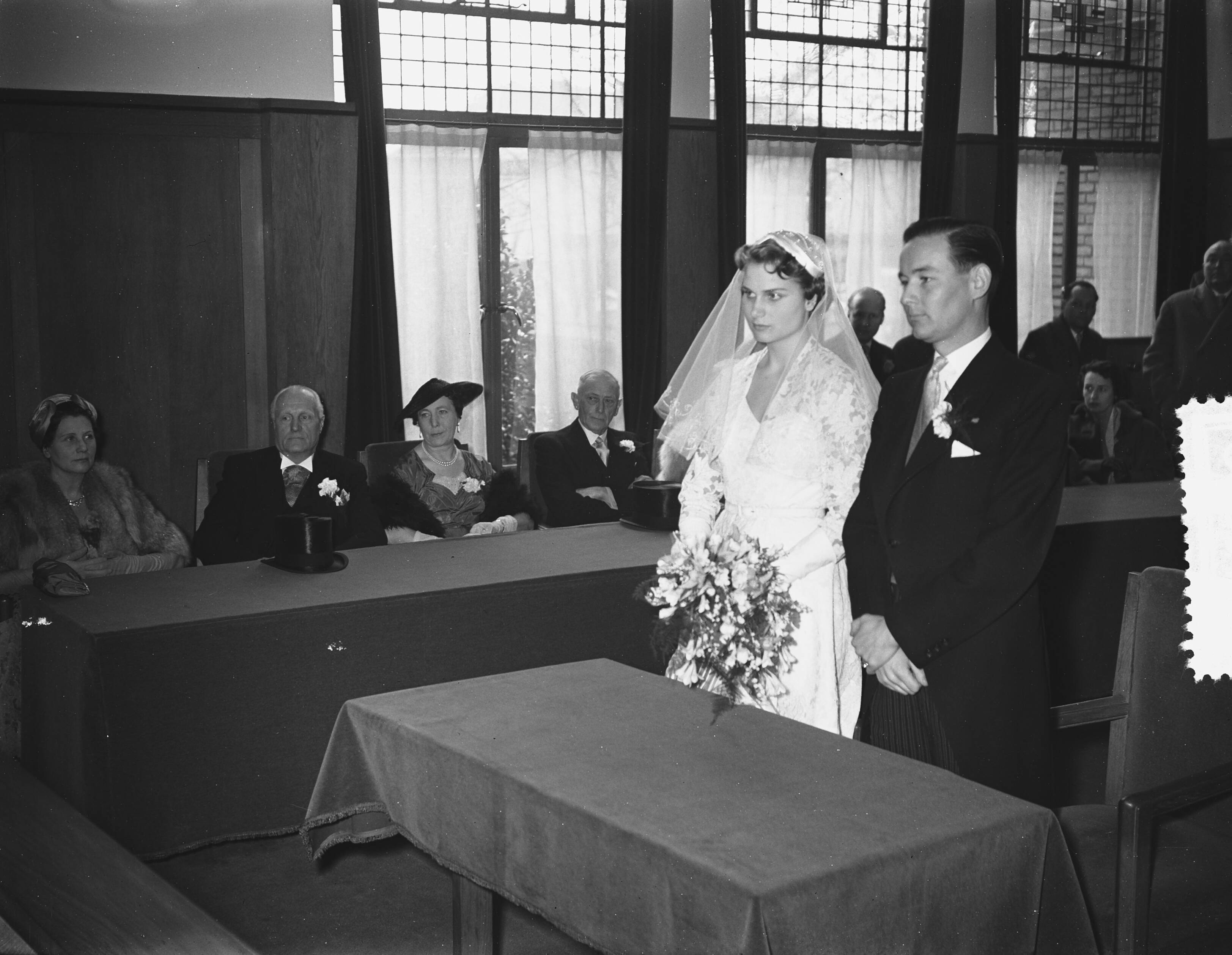 Huwelijk van tennisster Fenny ten Bosch met mr. J. F. A. de Soet — Foto: Bilsen, Joop van / Anefo. — Licentie: Set B: Rechtenvrij / Publiek Domein. Bron: Nationaal Archief. http://hdl.handle.net/10648/a943ea66-d0b4-102d-bcf8-003048976d84
