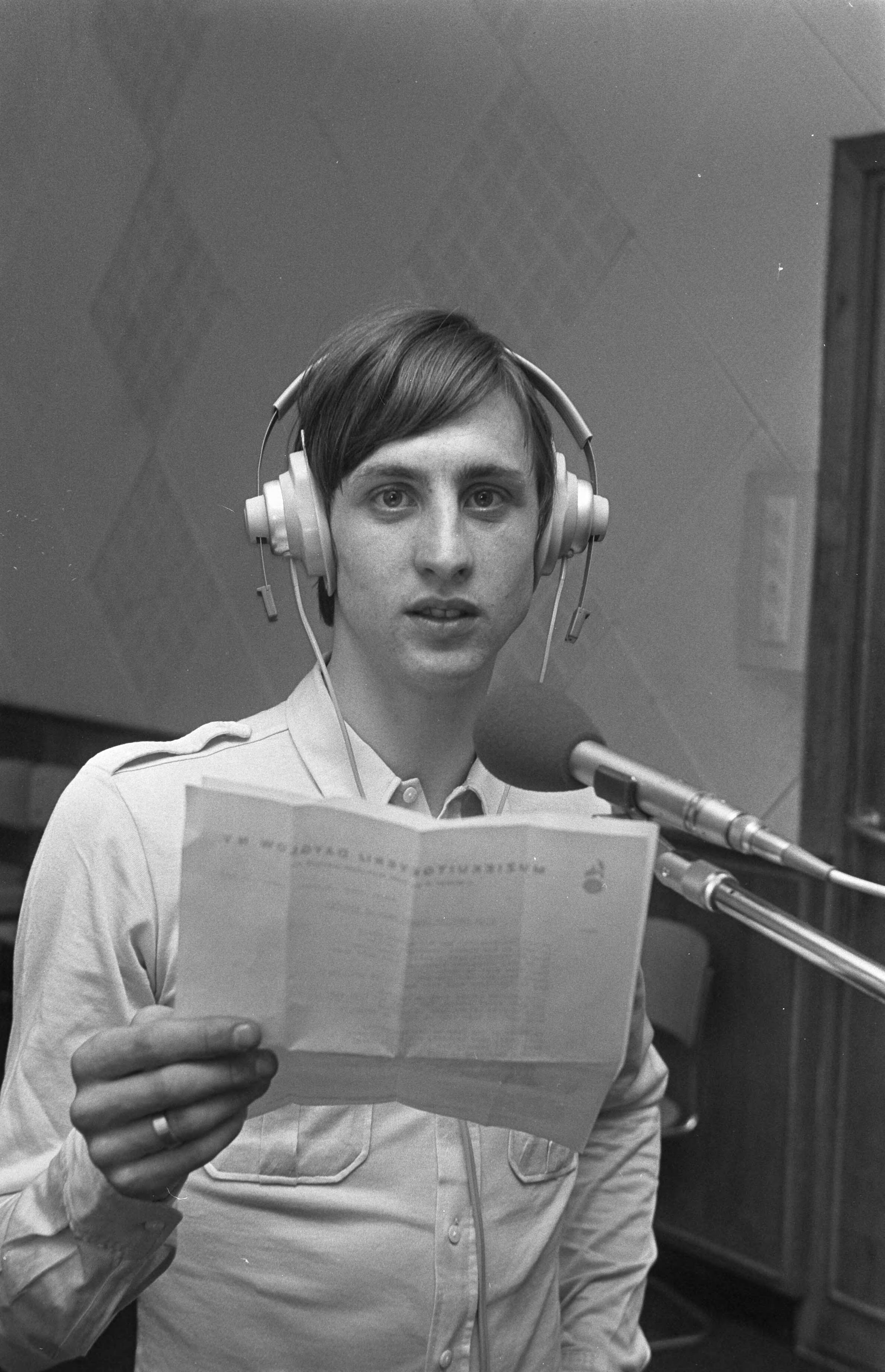 Fotocollectie Anefo — Johan Cruijff maakt grammofoonplaat in G.T.B. studio in Den Haag Johan Cruijff met koptelefoon tijdens opnamen — Foto: Evers, Joost / Anefo. Licentie: Set B: Rechtenvrij / Publiek Domein. Bron: Nationaal Archief. http://hdl.handle.net/10648/ab6451fa-d0b4-102d-bcf8-003048976d84